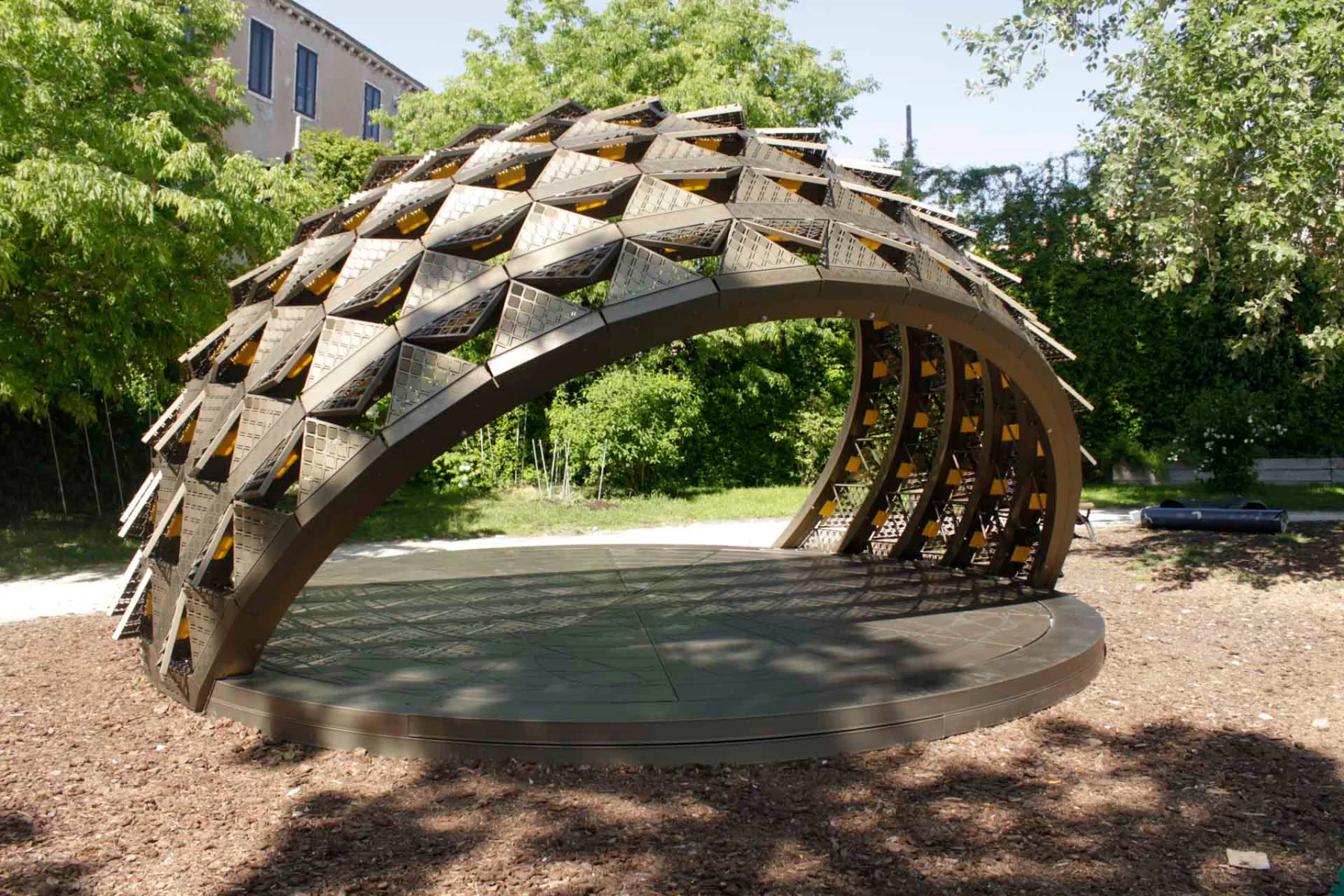Der Sombra Pavillon von MVRDV ist ein architektonisches Experiment zur dynamischen Steuerung von Licht, Wärme und Belüftung.