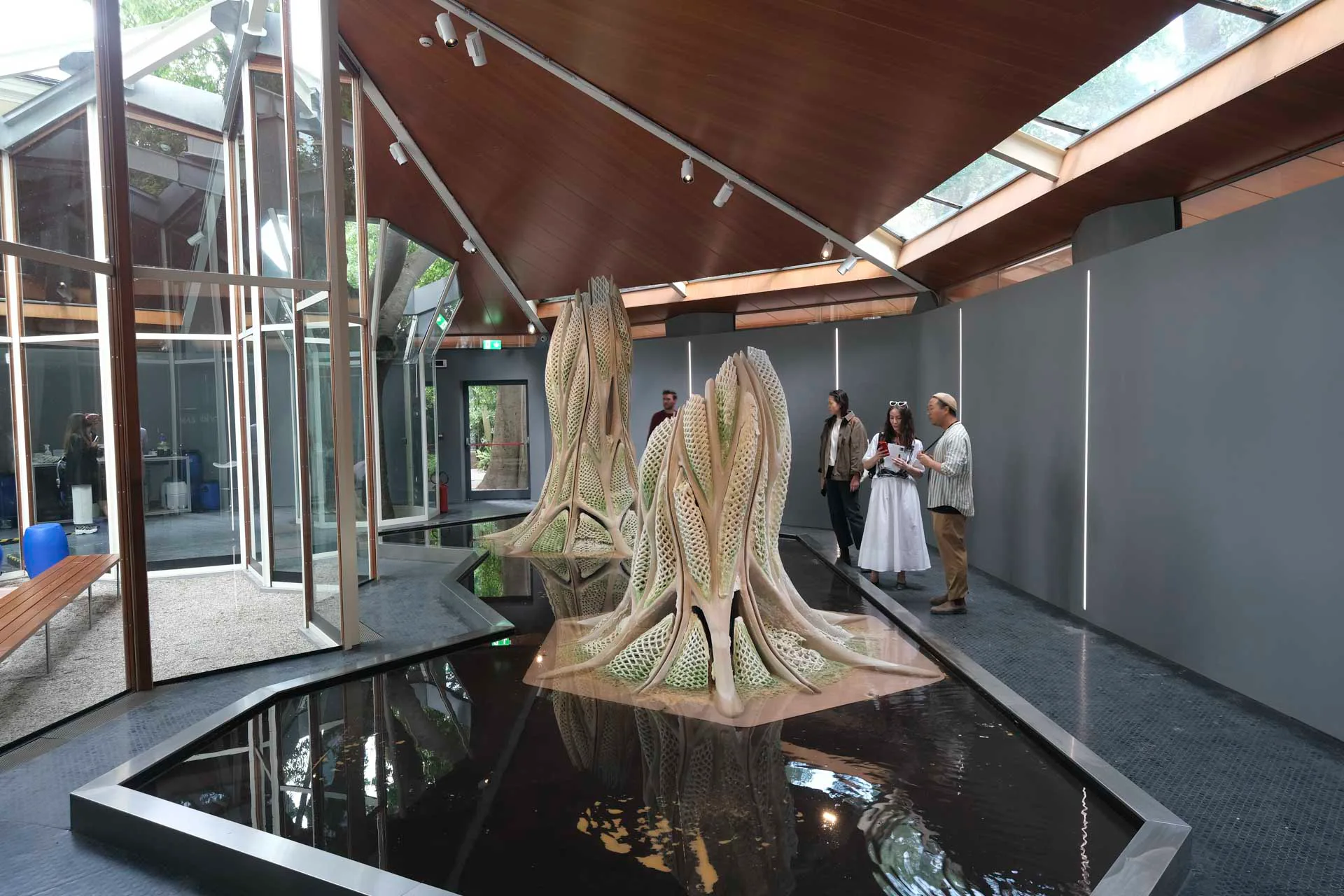 Im kanadischen Pavillon werden Skulpturen aus 3D-gedrucktem Sand allmählich von Bakterien verfestigt.