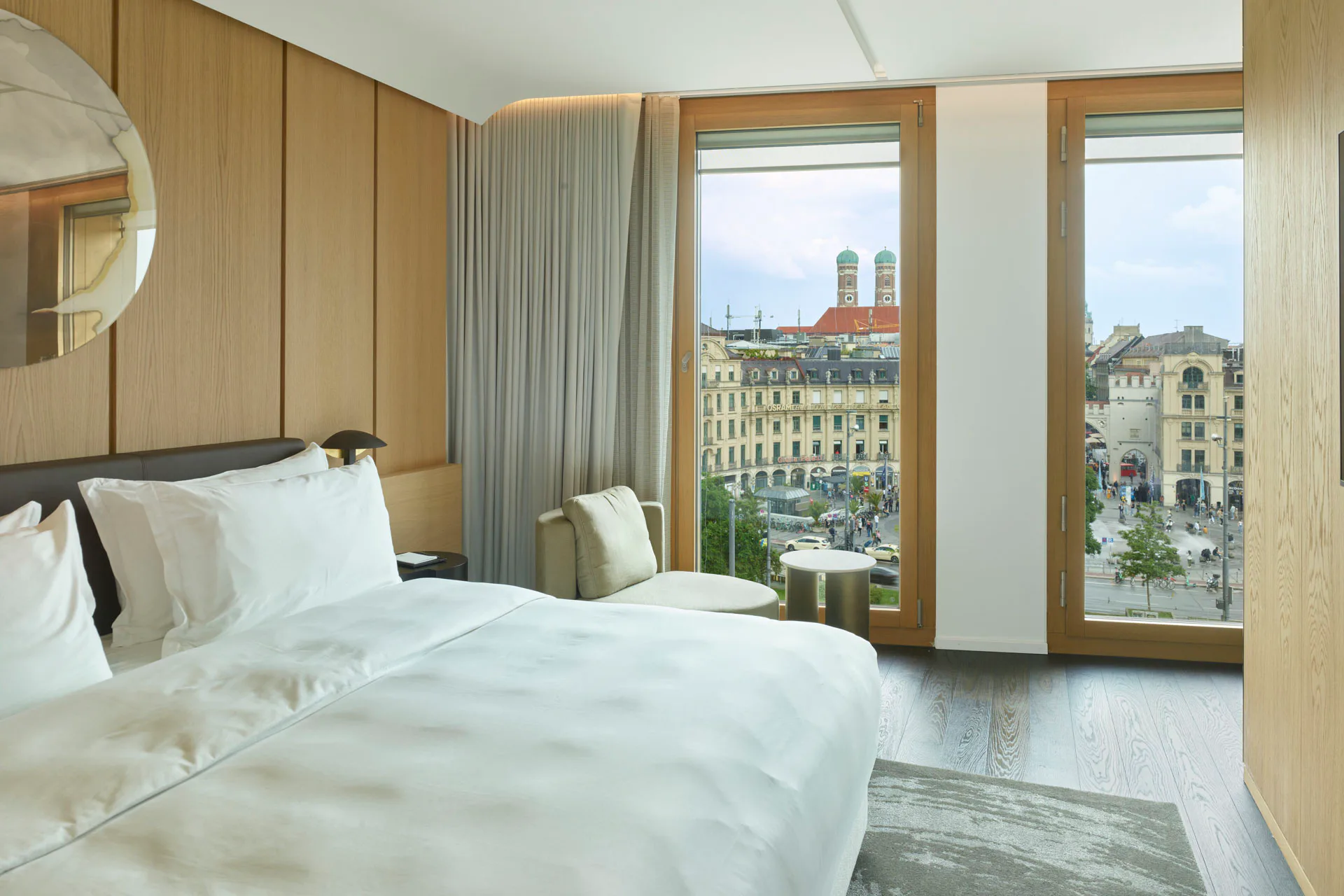 Zurückhaltend gestaltete Zimmer mit textilen und hölzernen Flächen sowie integrierter Technik. Die größte Suite umfasst 250 m² und erstreckt sich über zwei Ebenen mit Sauna und privatem Pool.