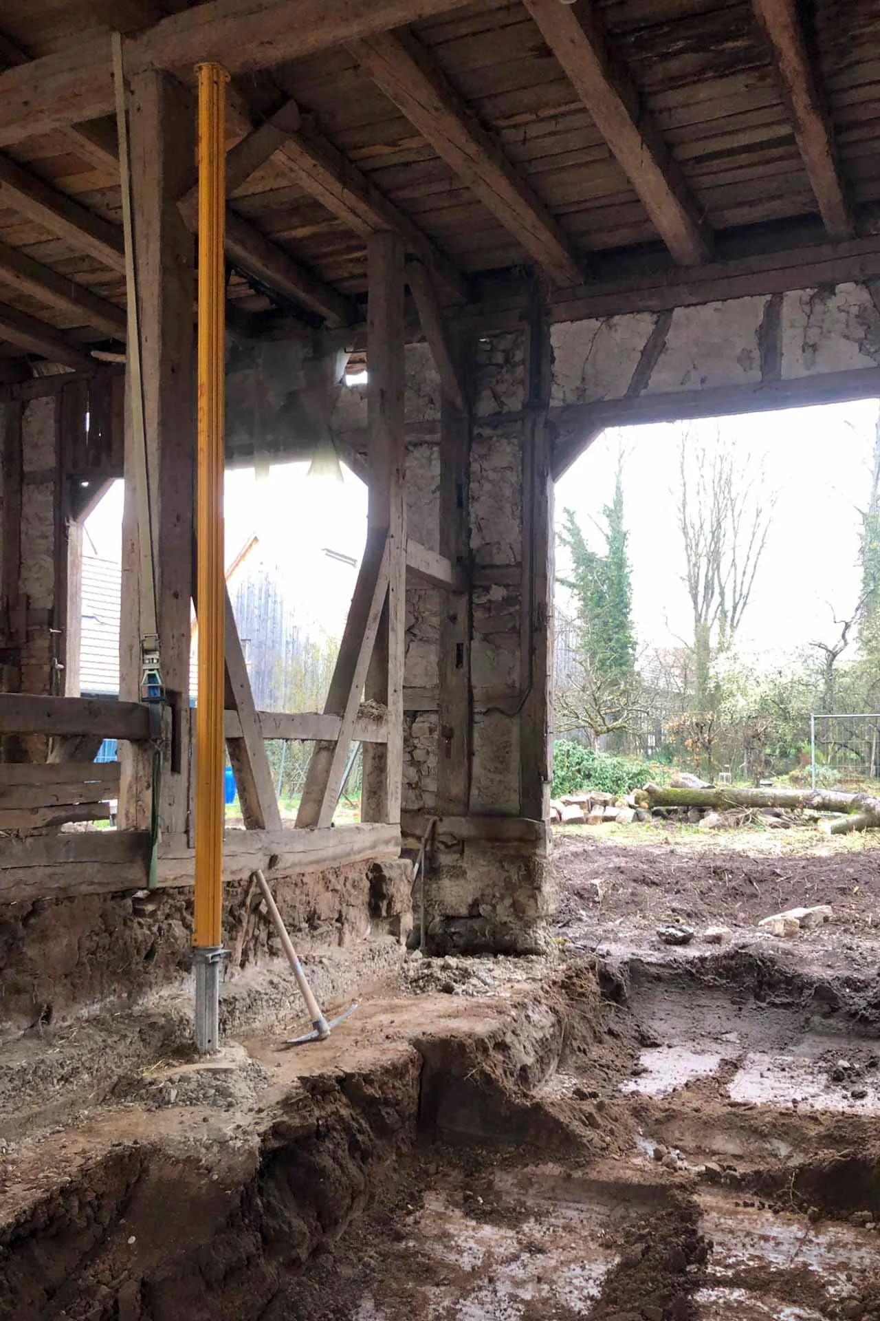 Blick zurück auf die Baustelle: Die gesamte Scheune musste unterfangen und neu gegründet werden.