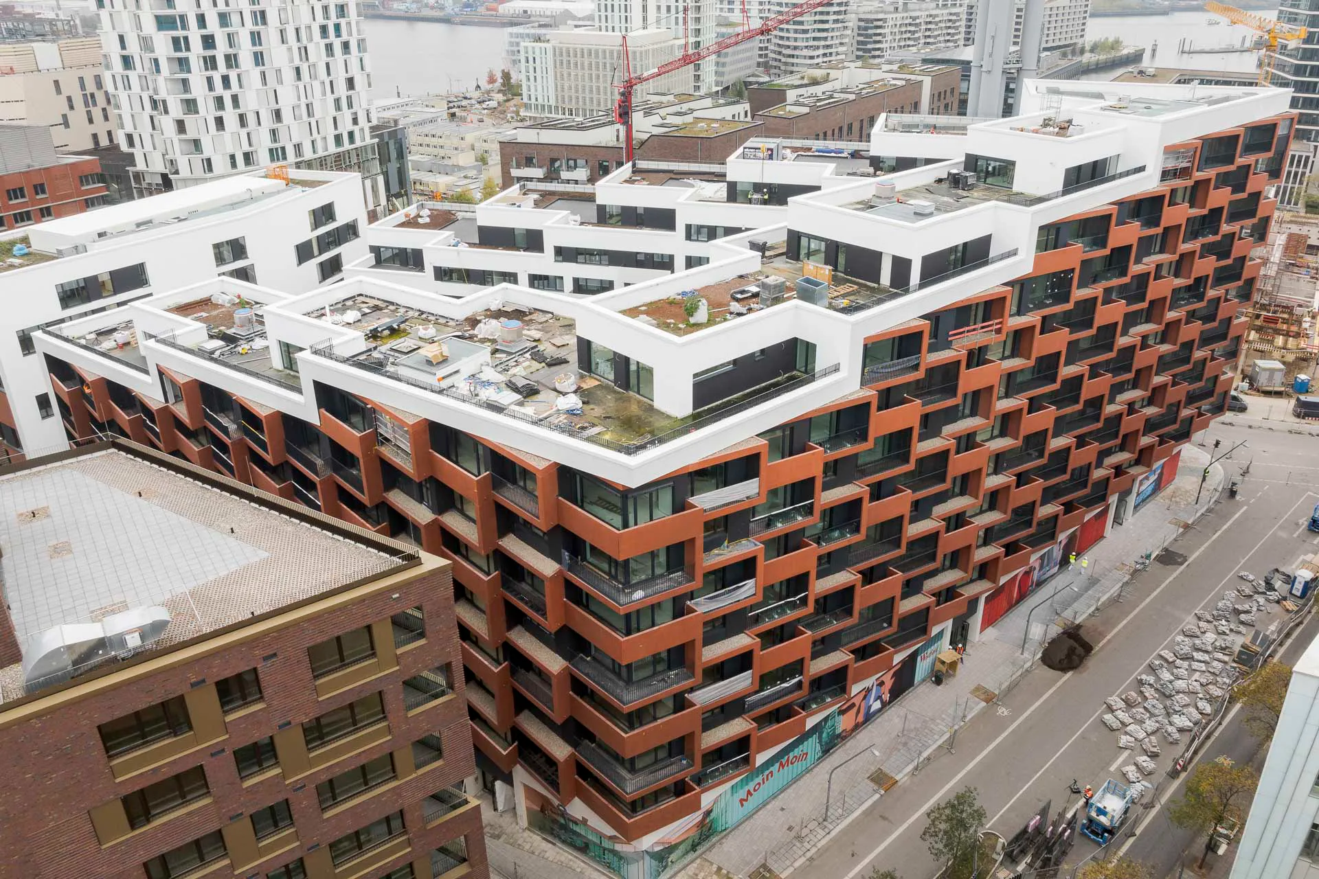 Das bis zu elfgeschossige Wohngebäude ElevenDecks in Hamburg stuft sich nach Süden mit großen Dachterrassen ab.