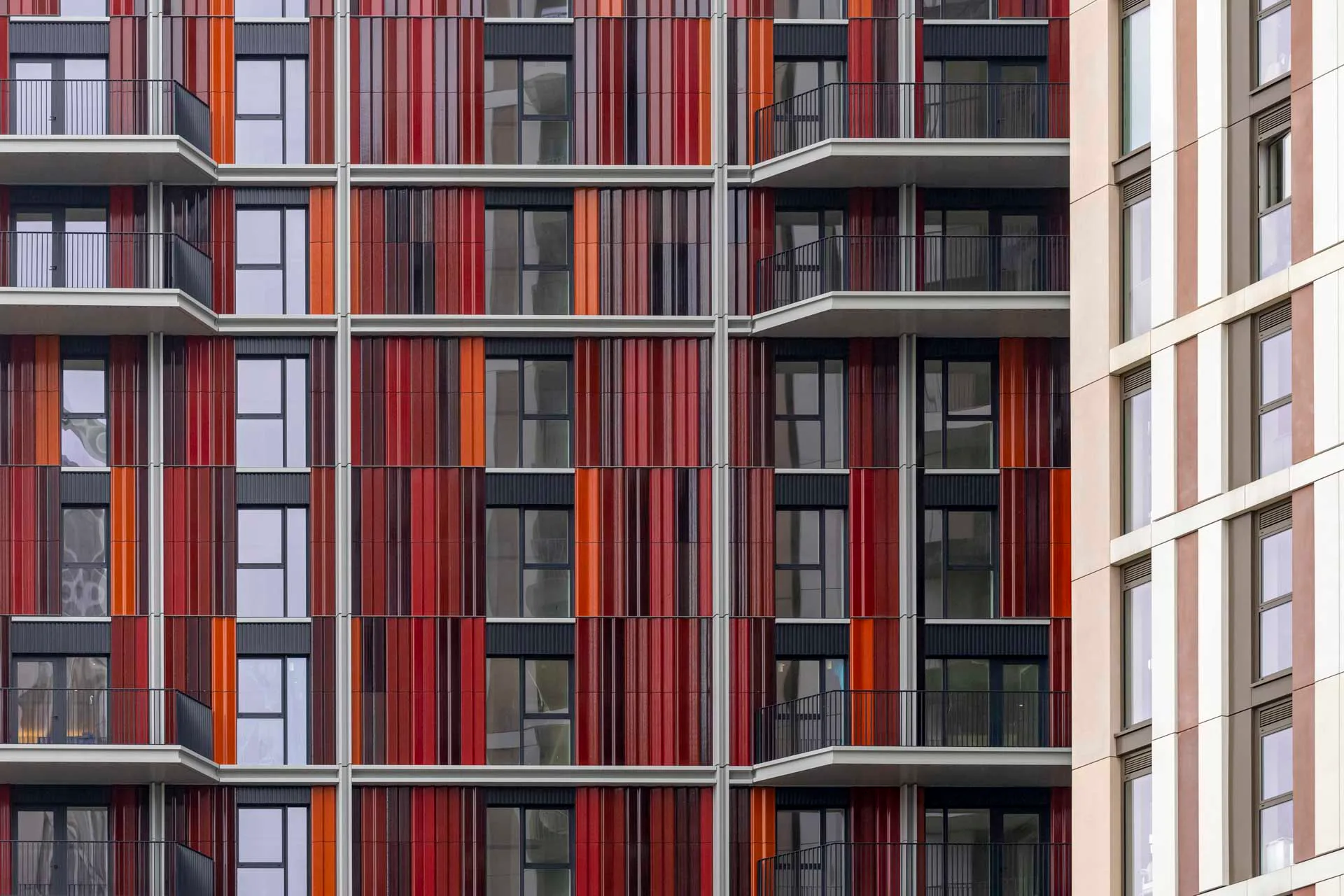 Die Effektglasuren für die keramischen Elemente in Rot und Blau entwickelte Moeding speziell für dieses Projekt.