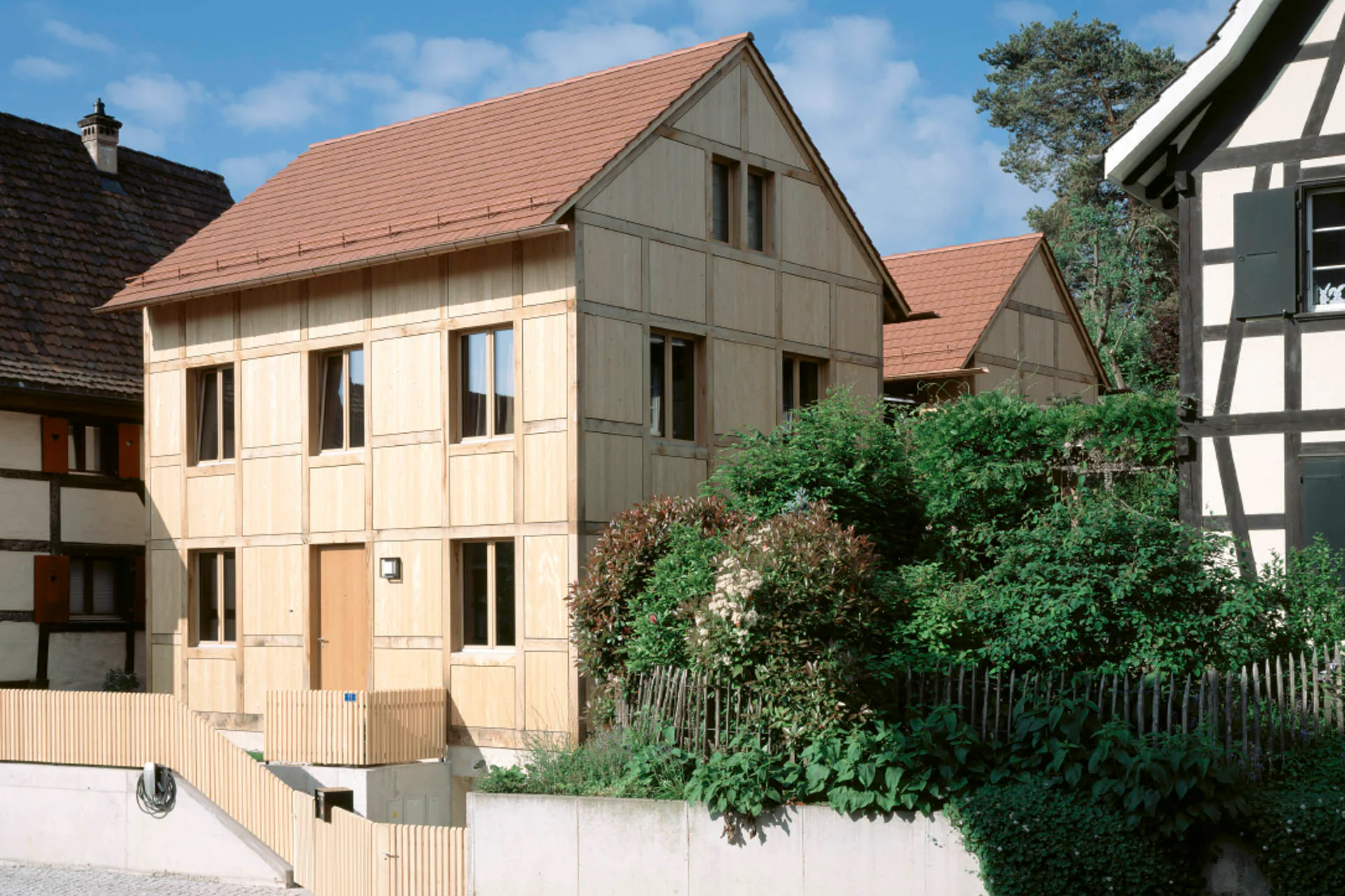 Das Vorderhaus positioniert sich traufseitig zur Straße.