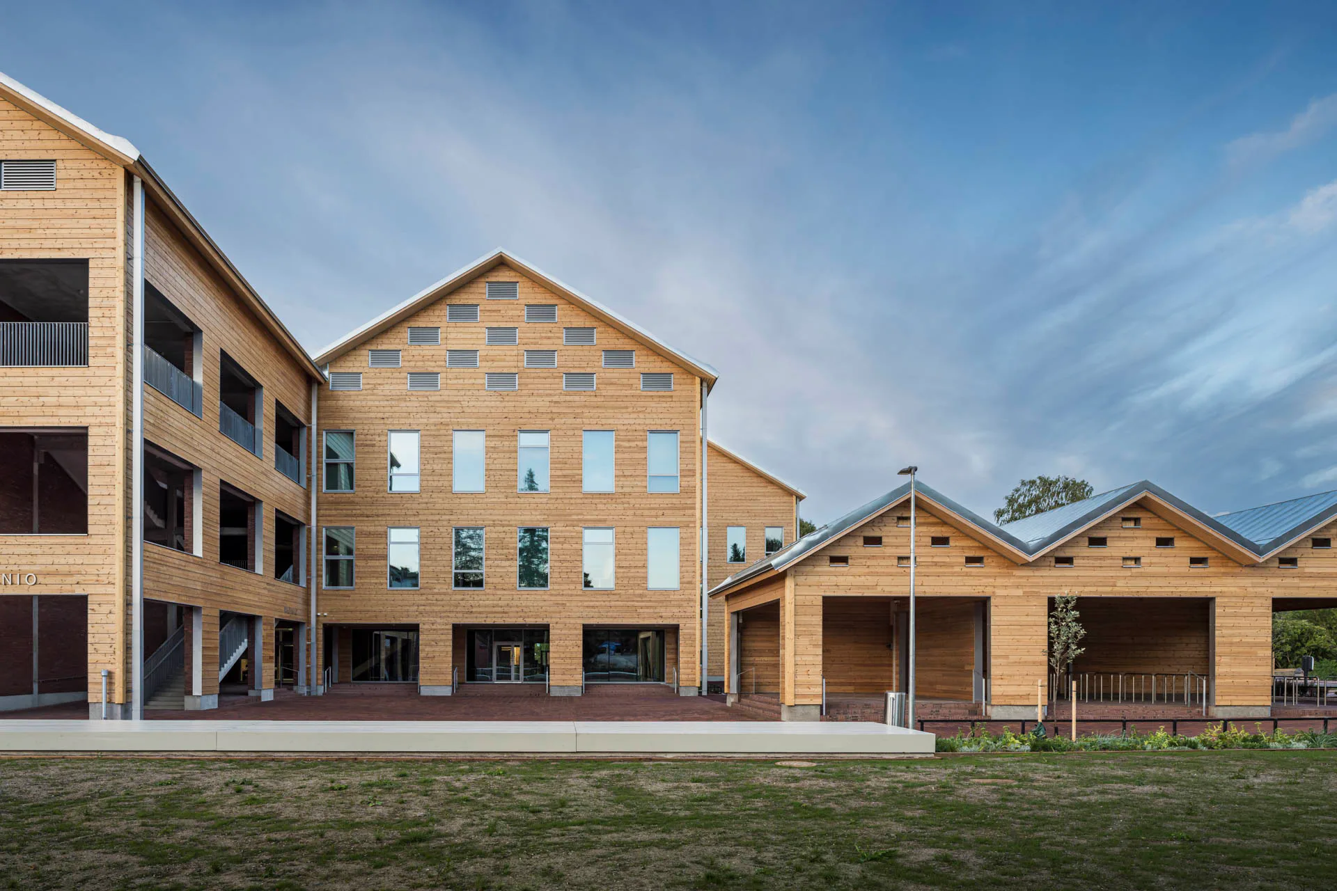 Knapp 9000 m² Bruttogrundfläche sind im Gebäude unter fünf Giebeln vereint. Die Baukosten betrugen rund 33 Millionen Euro.