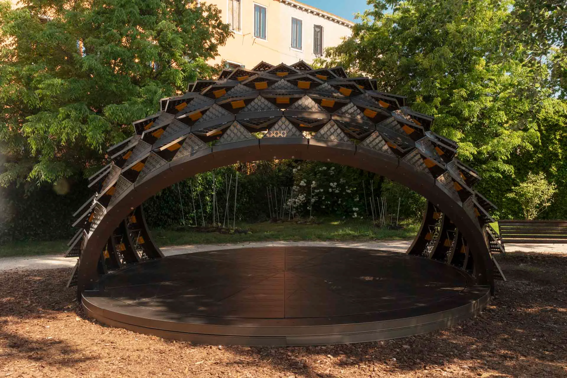 Der Sombra Pavillon reagiert auf Sonnenlicht: Im Ruhezustand sind die Paneele offen, bei direkter Sonneneinstrahlung schließen sich die Paneele.