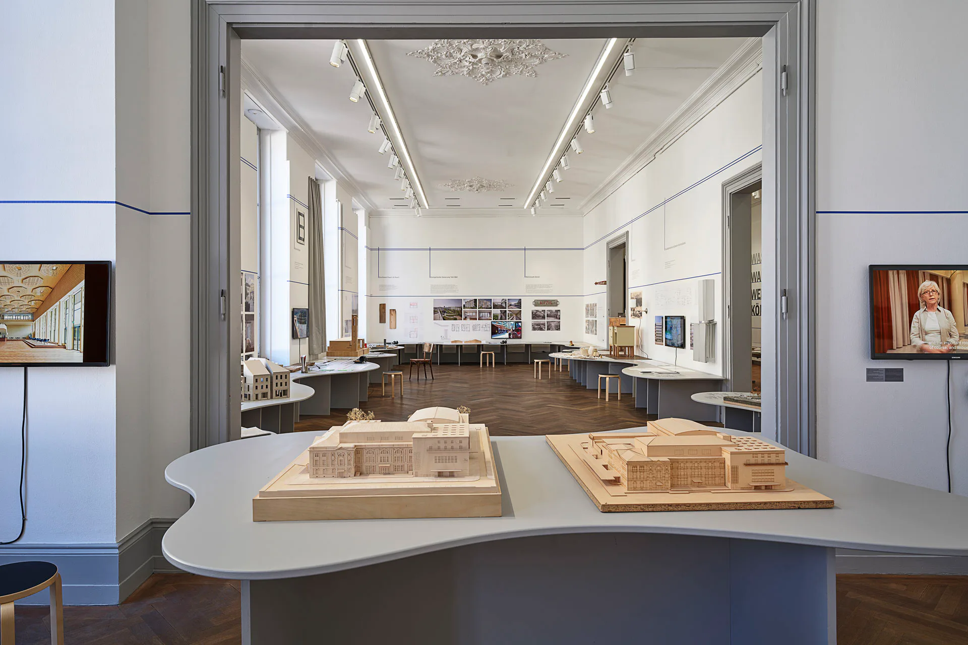 Blick in die Ausstellung „Was War Werden Könnte: Experimente zwischen Denkmalpflege und Architektur“ im S AM Schweizerisches Architekturmuseum.