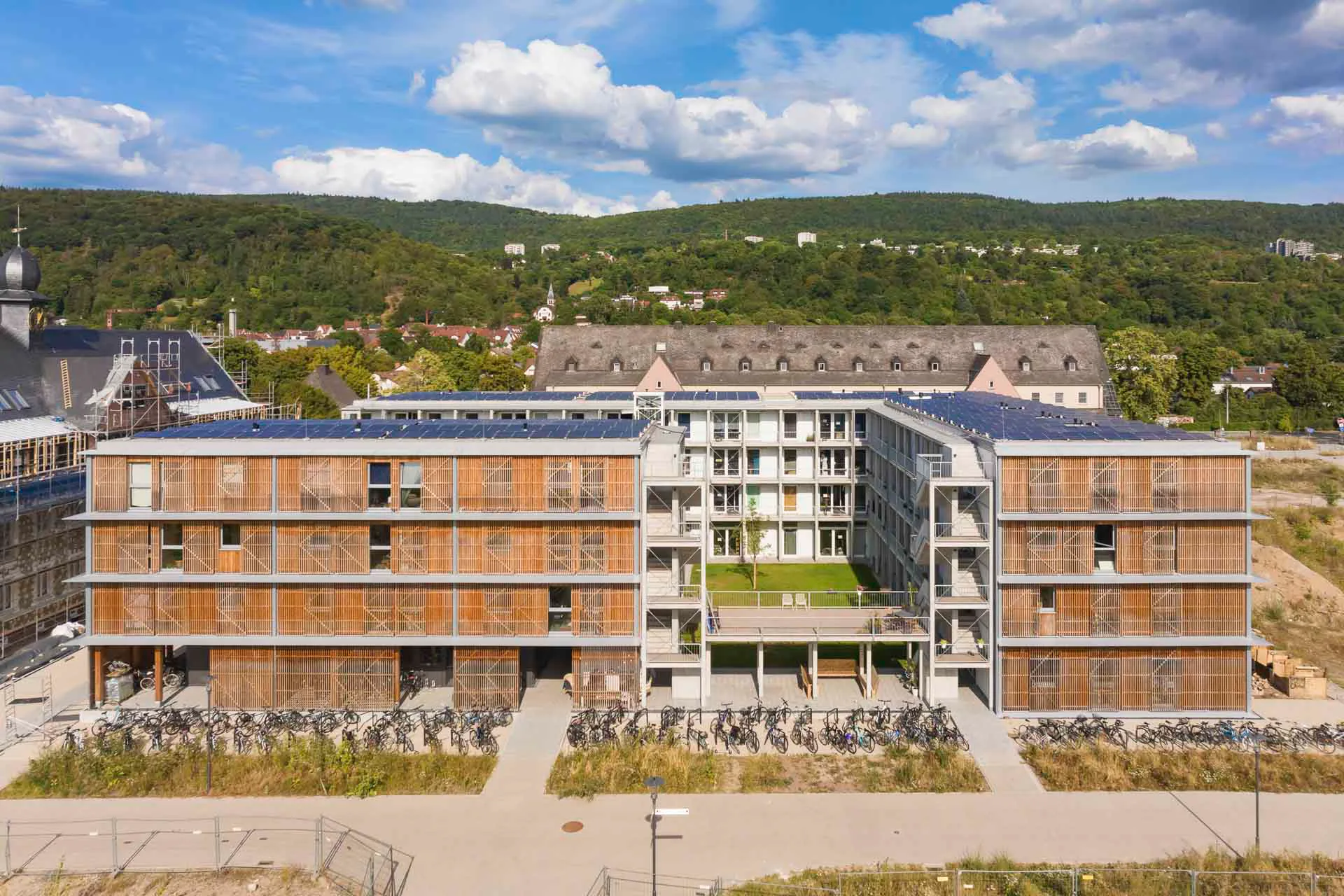 Eine Solaranlage auf dem Gebäudedach kompensiert den Stromverbrauch der Bewohnerinnen in der Jahresbilanz.