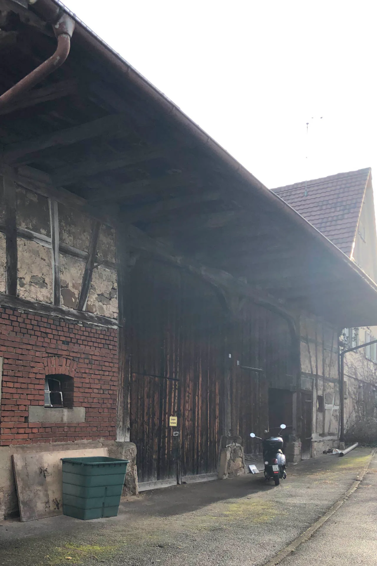 Die Doppelscheune vor Sanierungsbeginn: Sie wurde im Jahr 1806 errichtet.