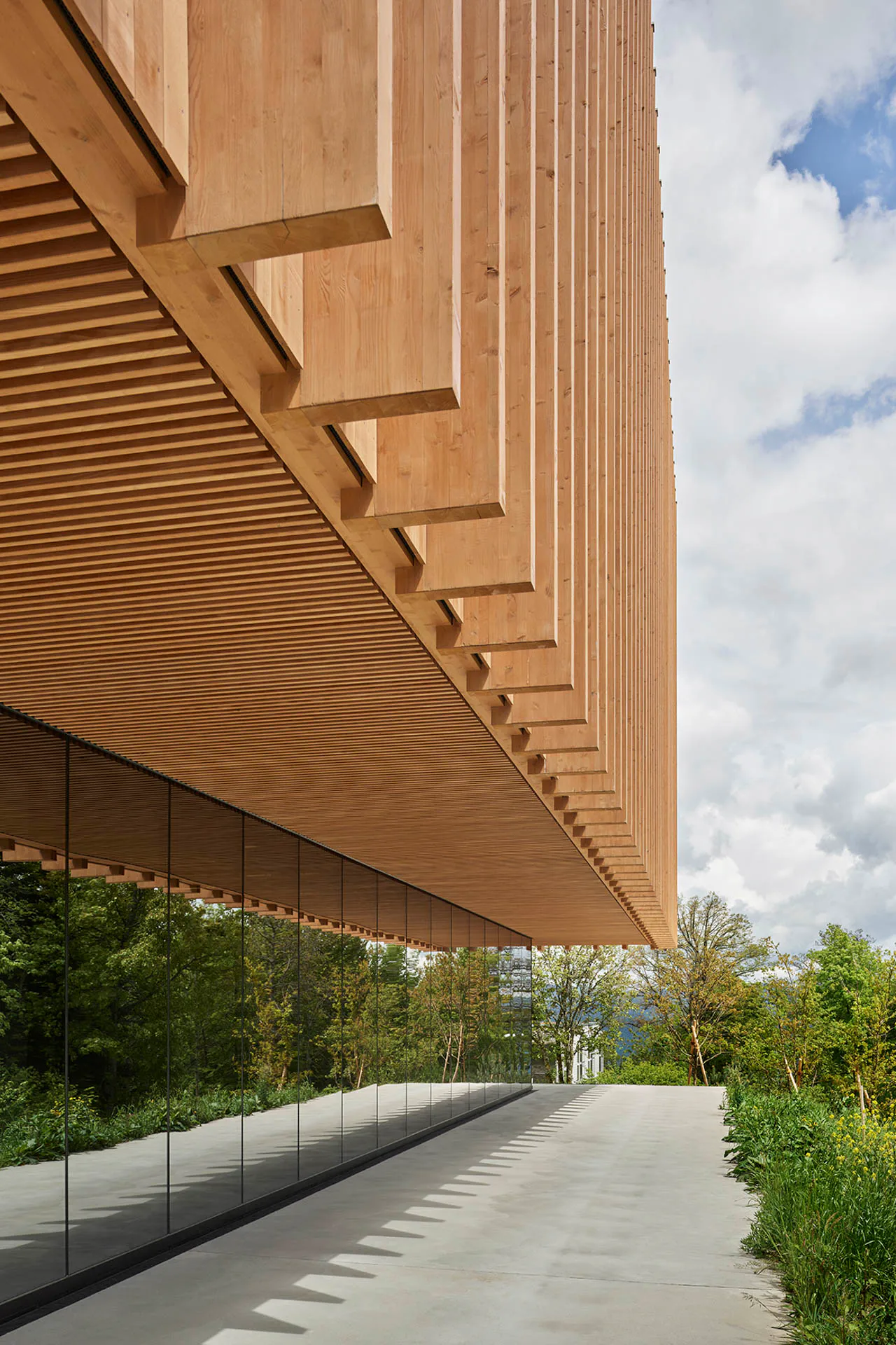 Die holzverkleideten Obergeschosse kragen deutlich über das Erdgeschoss hinaus.