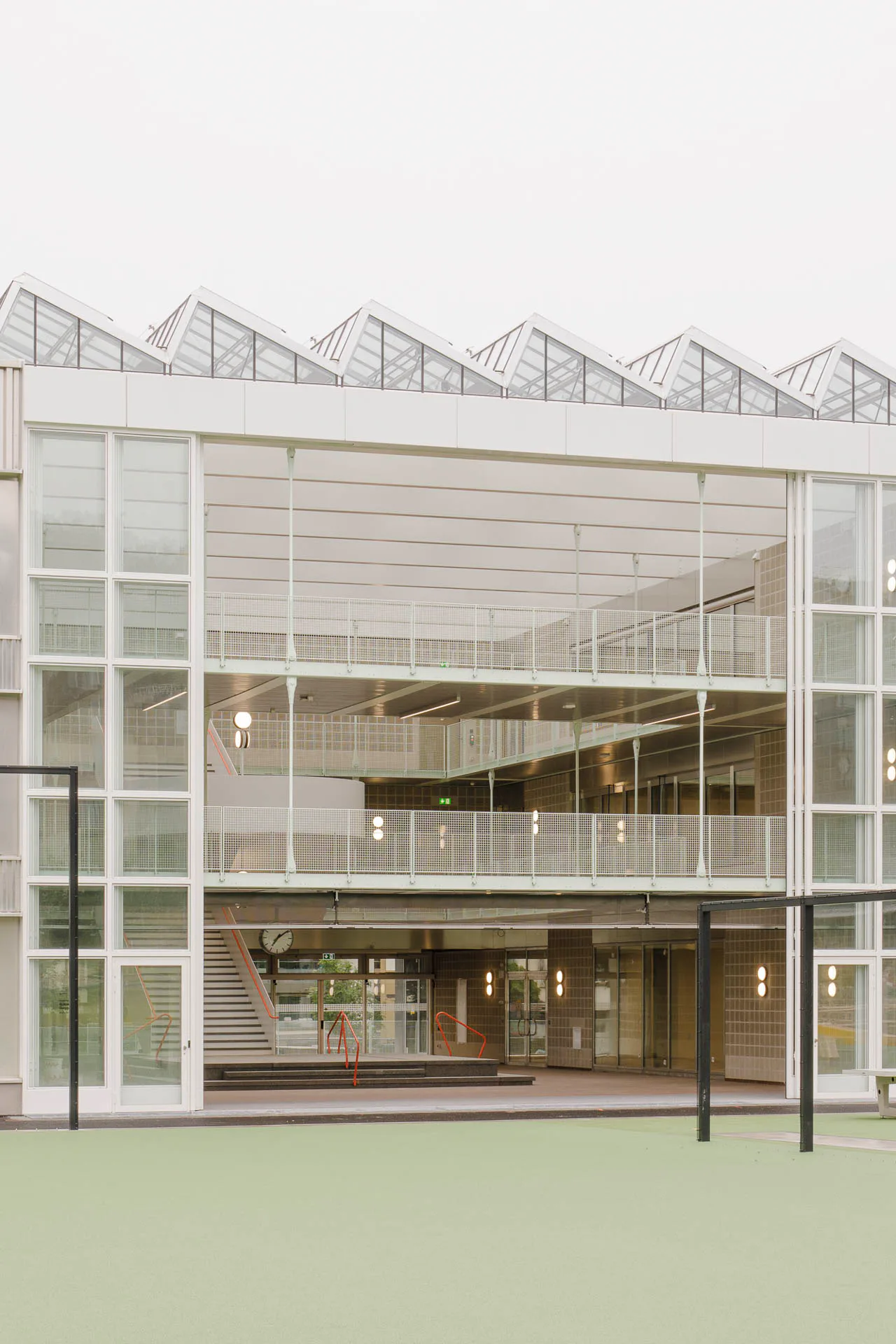 Ein einfaches Sheddach schützt das Atrium vor Regen.