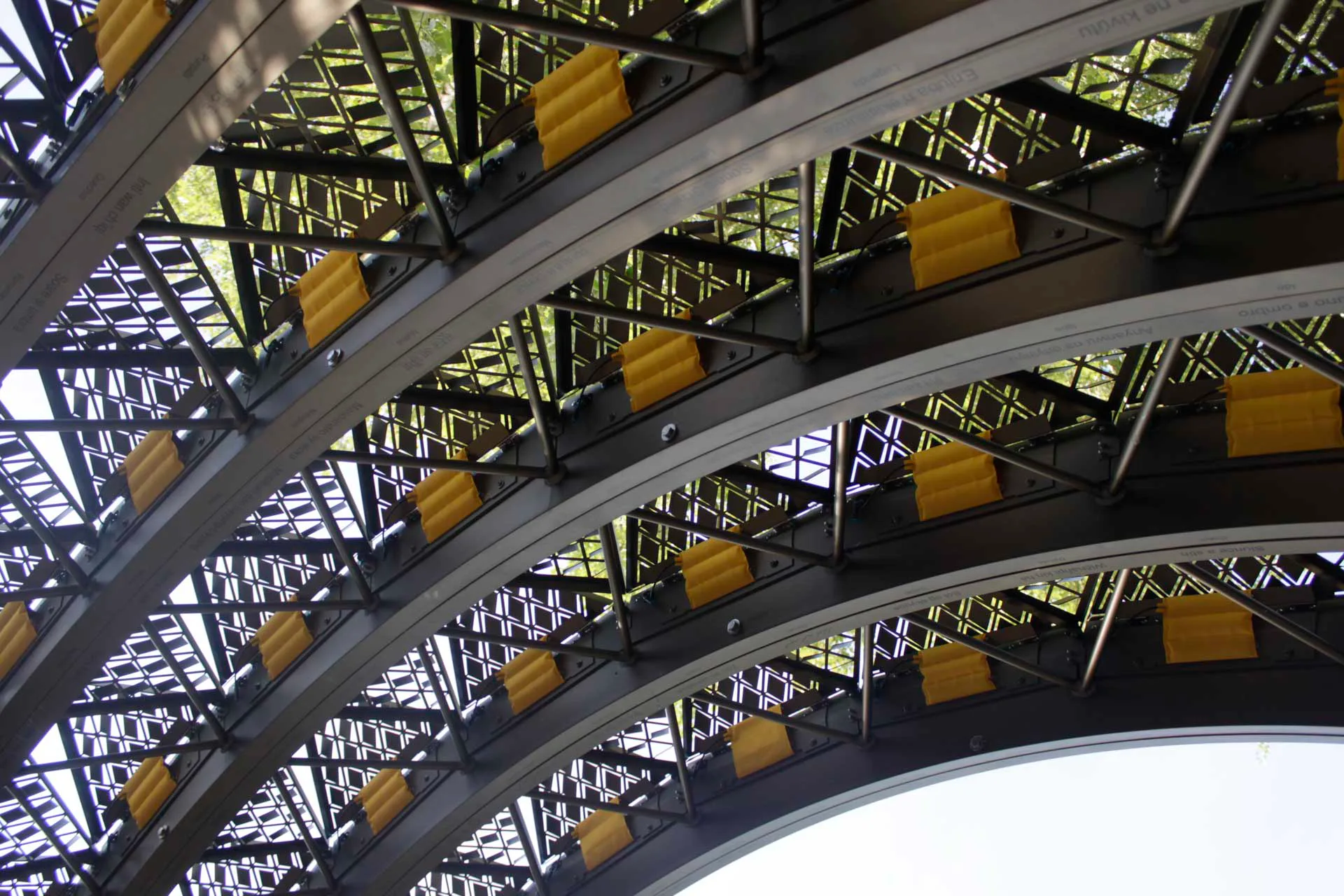 Für den Pavillon kamen wiederverwendete Träger eines früheren Projekts zum Einsatz.
