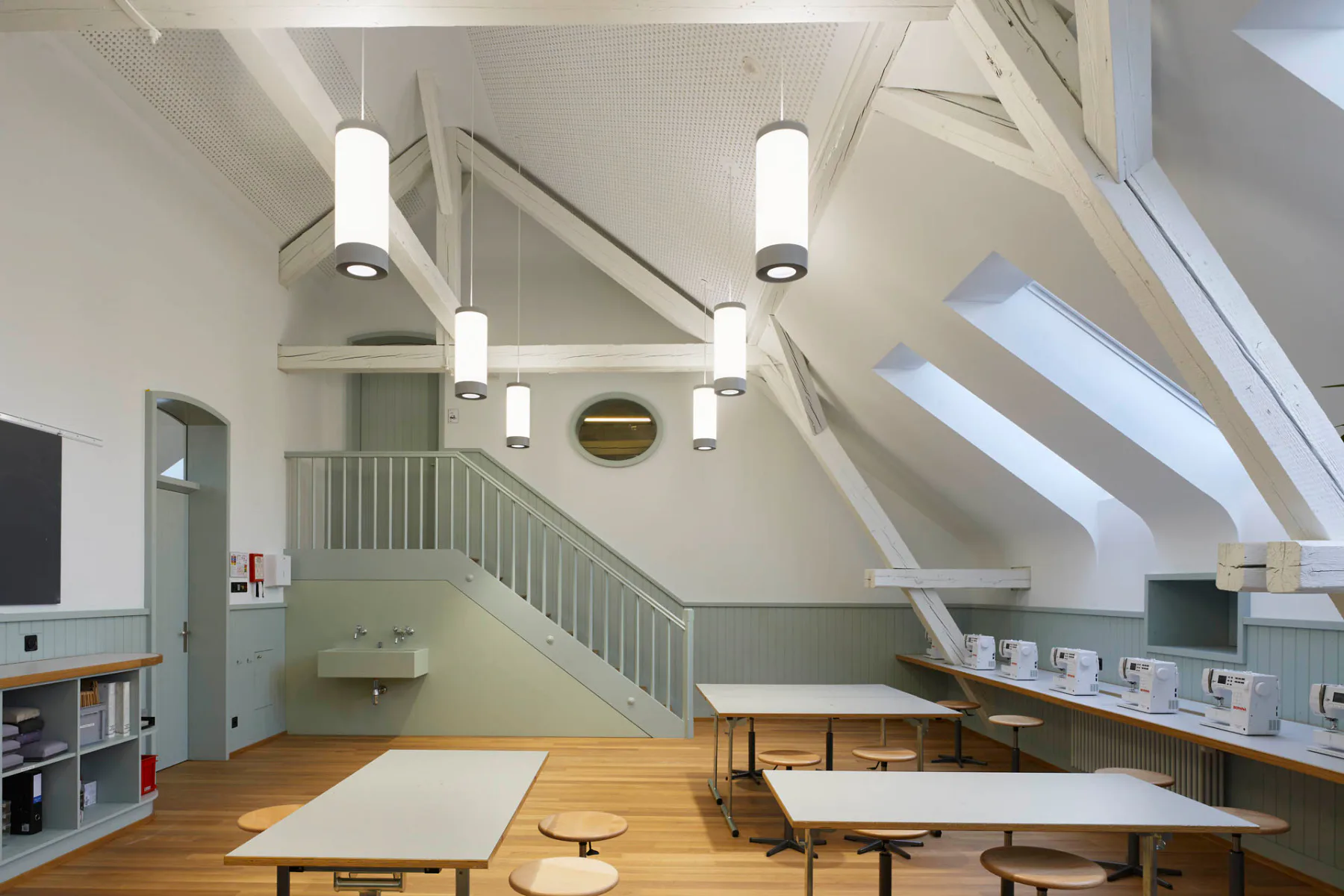 Dritter Preis im Velux Architektur-Wettbewerb: Dachgeschossausbau der Pestalozzischule Basel von MET Architects.