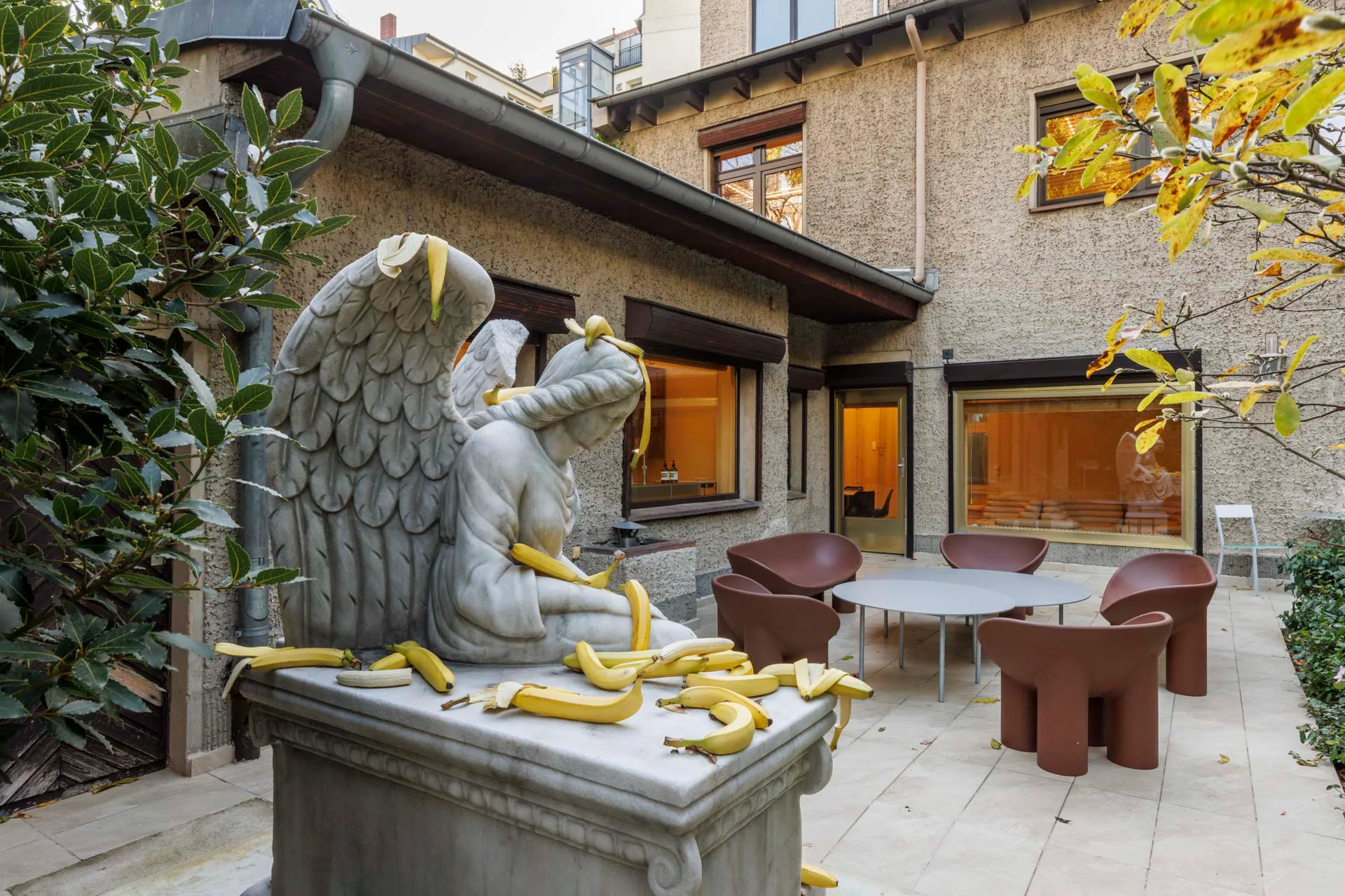 Der Garten mit einer Skulptur des Künstlers Tony Matelli