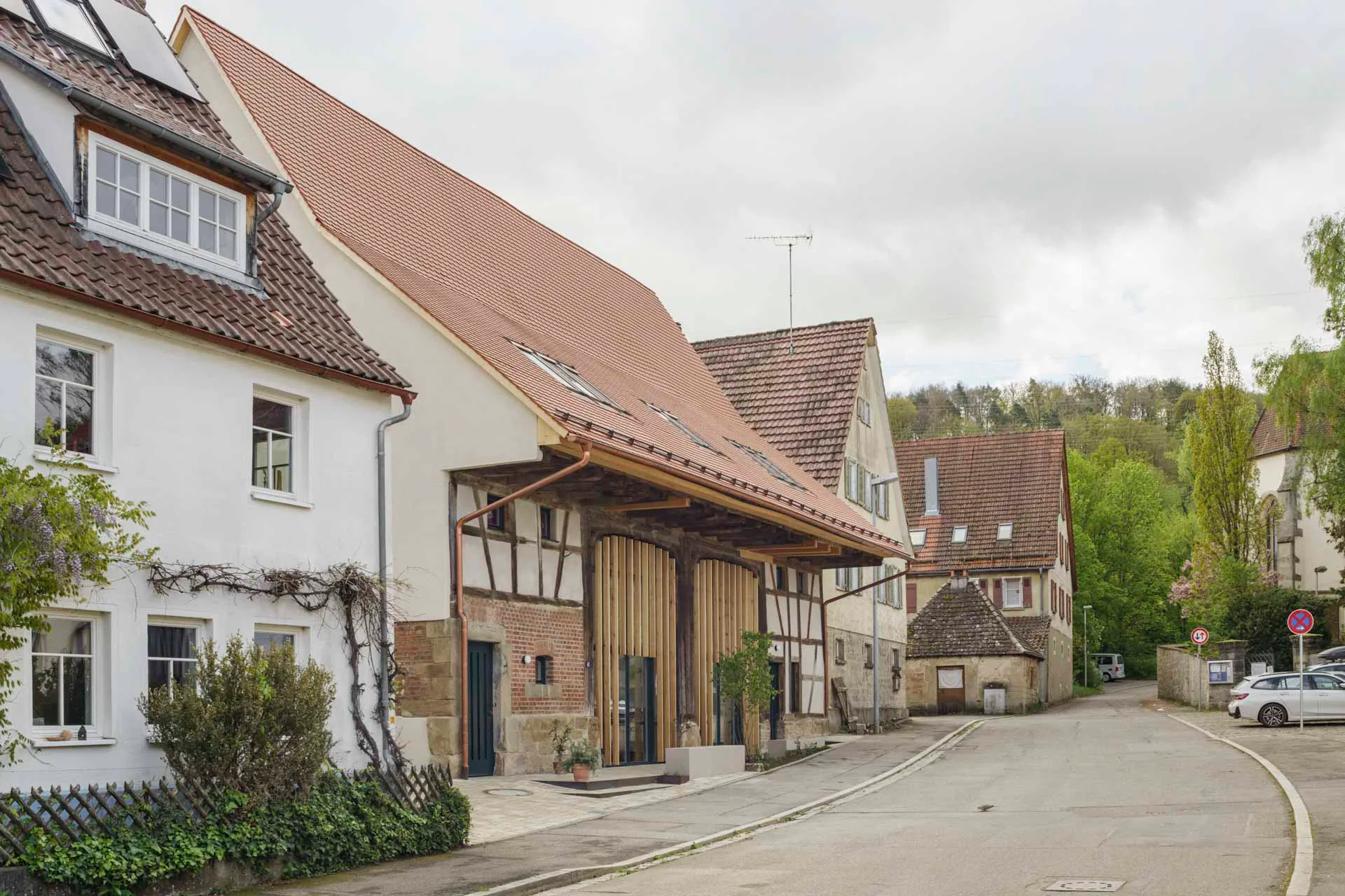 Die Fassade der Doppelscheune konnte fast unberührt erhalten bleiben.