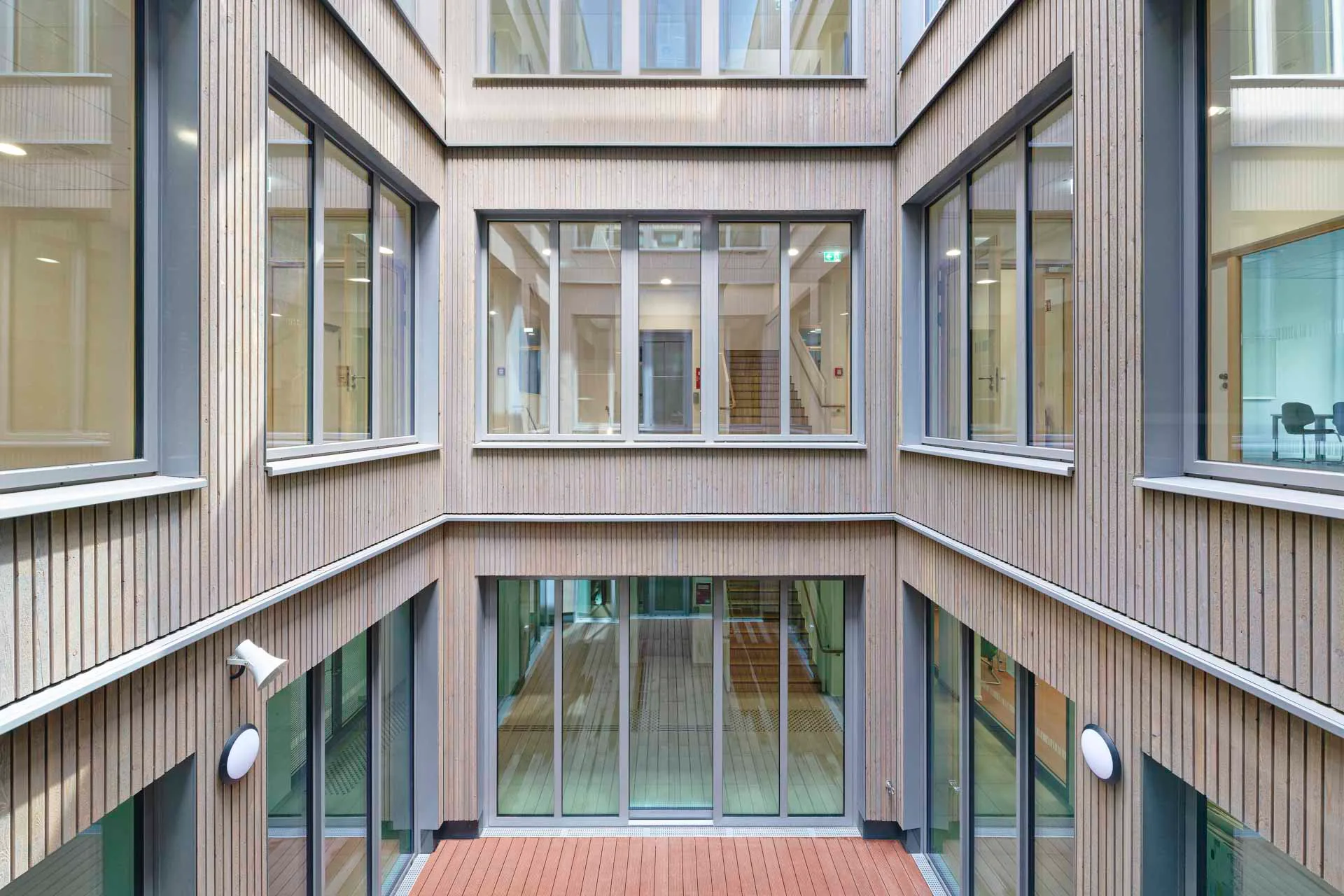 Der zentrale Innenhof bringt Tageslicht auch tief ins Gebäudeinnere.