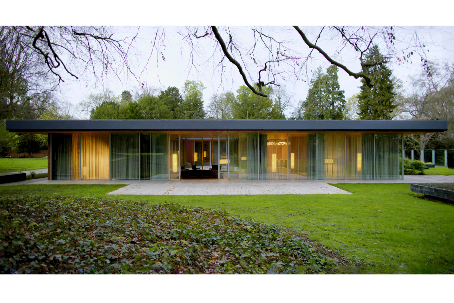 Für den Bundeskanzler Ludwig Erhard und dessen Nachfolger bis einschließlichHelmut Kohl baute Sep Ruf in Bonn einen neuen Wohn- und Amtssitz (1963/64), den sogenannten Kanzlerbungalow.
