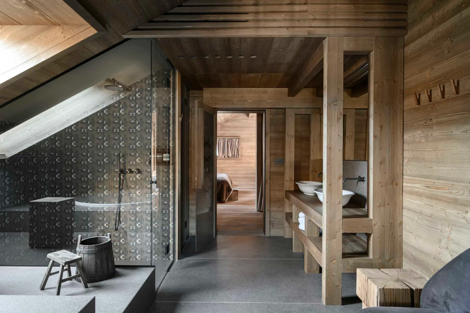 In den Obergeschossen der Villa wurden vier luxuriöse Suiten eingerichtet.