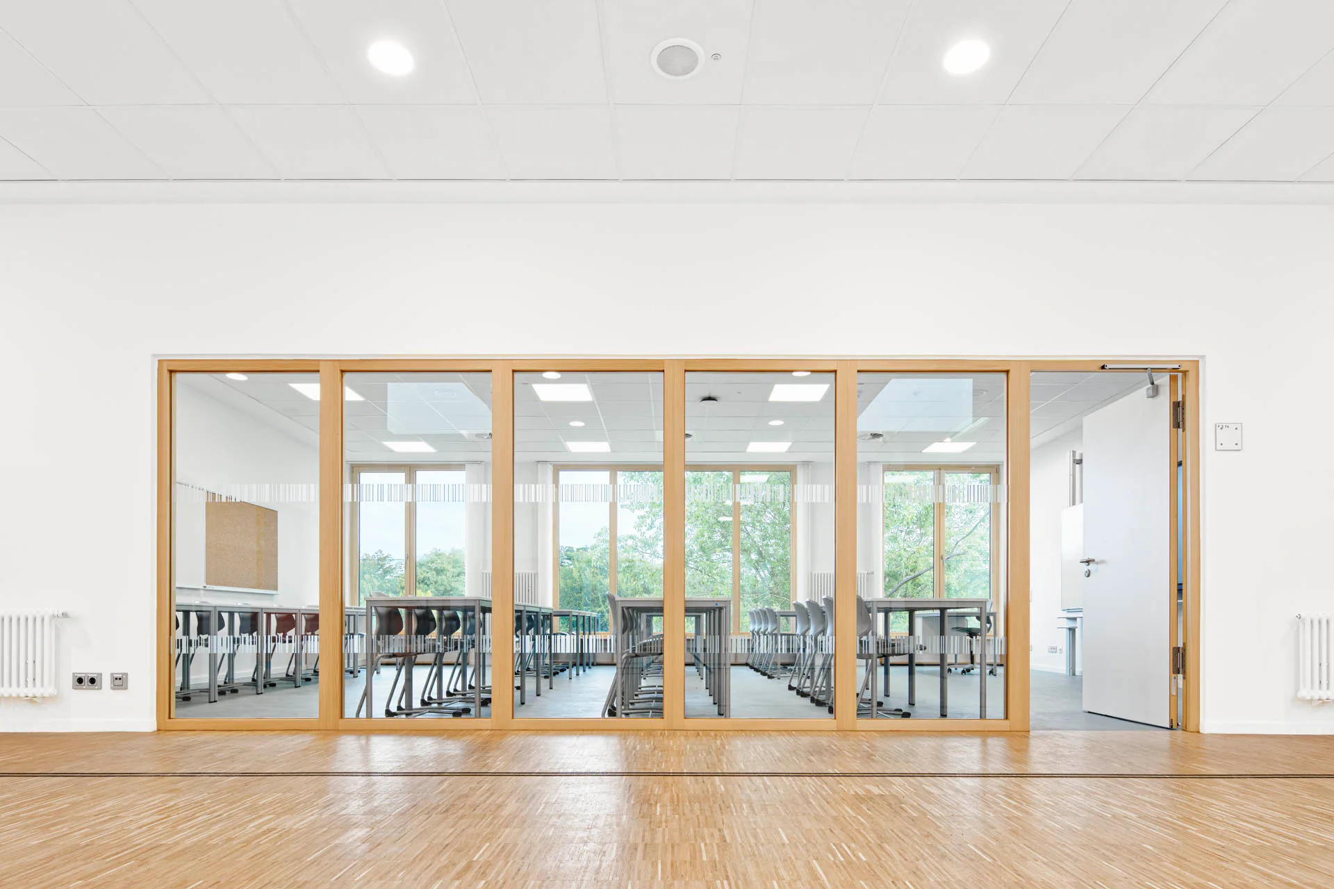 Das Haus ist lichtdurchflutet und transparent gestaltet.