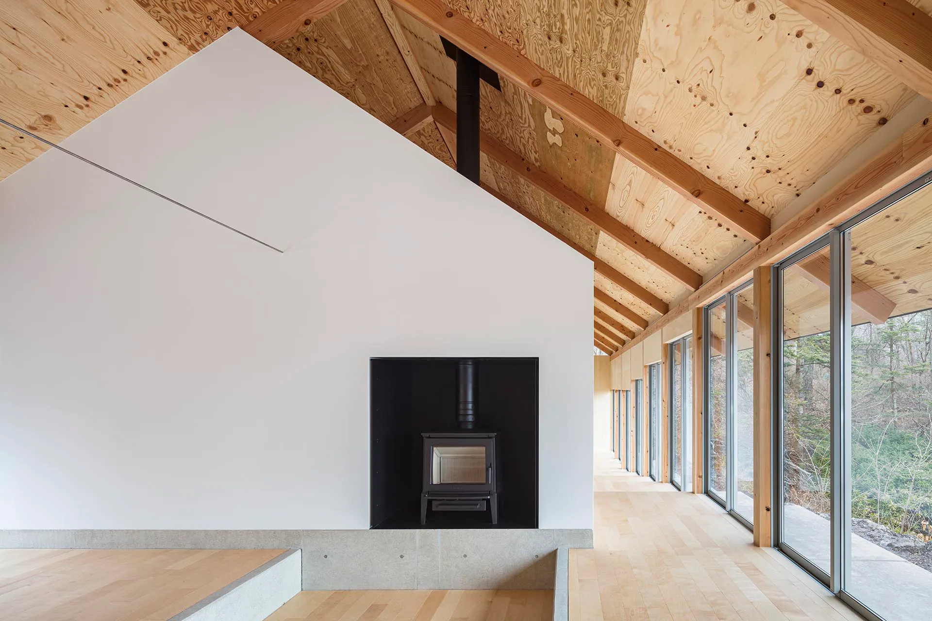 Die Zimmer sind nach dem Haus-im-Haus-Prinzip als eigene weiße Baukörper von Dach und Fassaden abgesetzt.