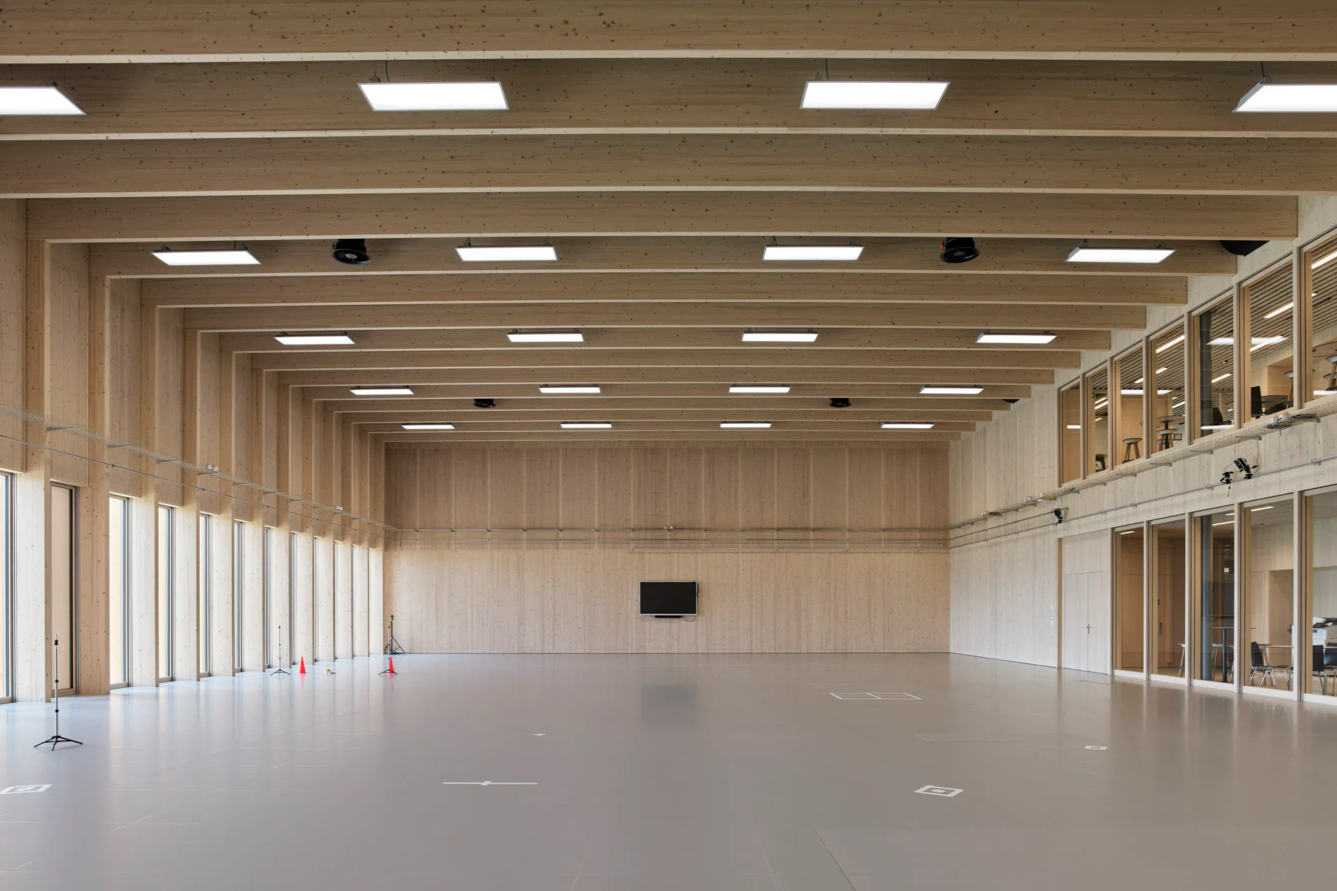 Die zweigeschossige Sporthalle ist einer der wenigen Räume im Haus mit Holztragwerk.