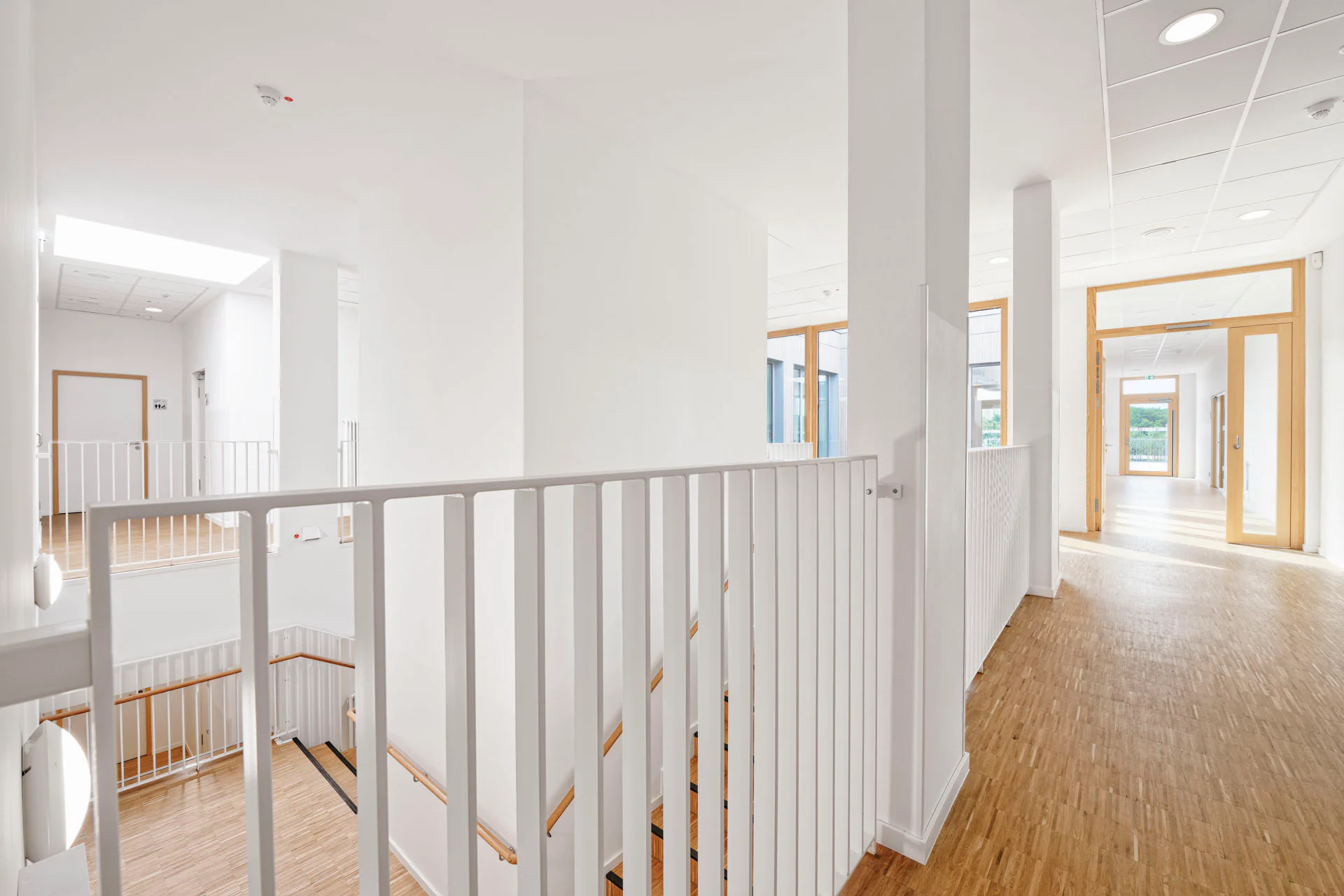 Das Haus ist lichtdurchflutet und transparent gestaltet.