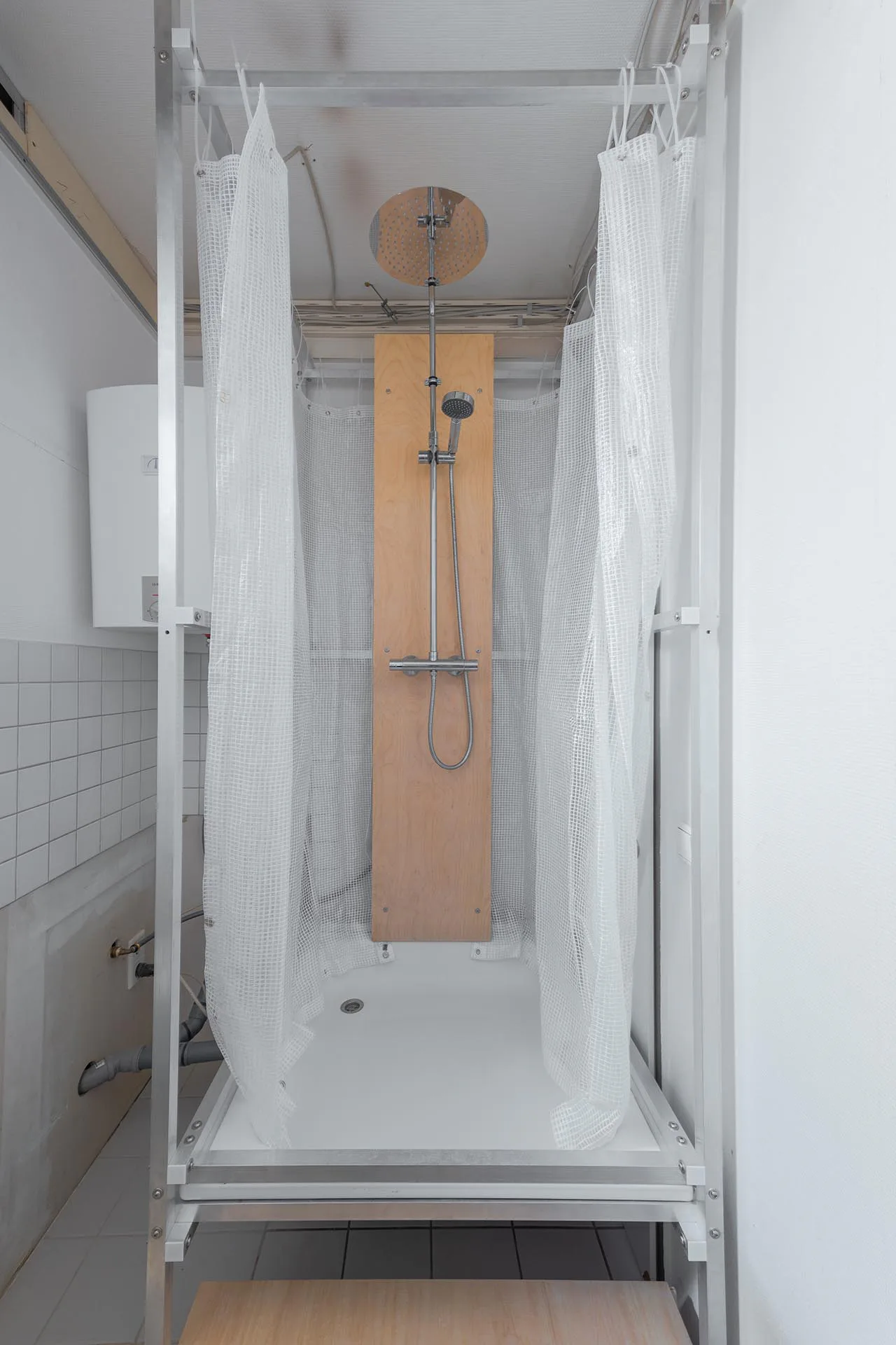 Auch die Duschkonstruktion wurde aus dem gleichen System entwickelt - jedoch aus Aluminiumprofilen statt Holz.