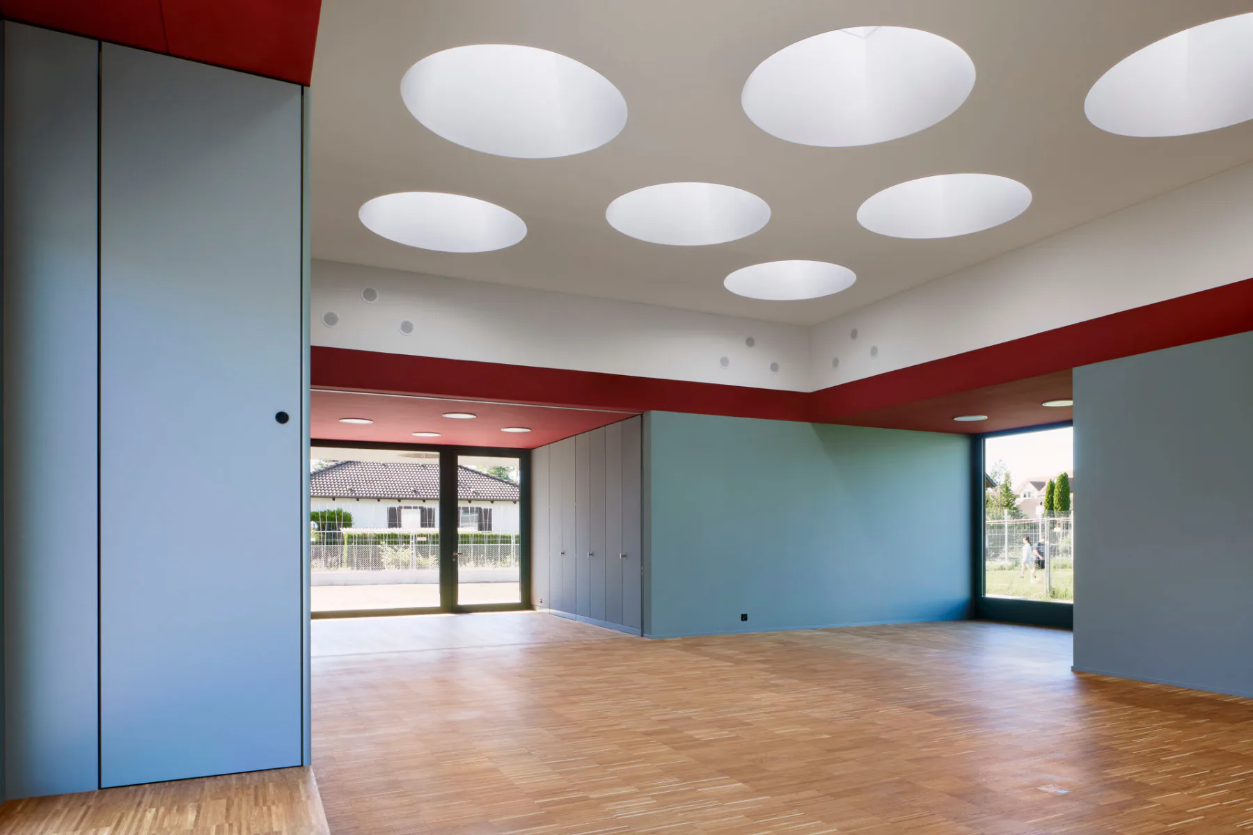 Blick in den Kindergarten in Horn von Lukas Imhof Architektur. Zwölf kreisrunde Oberlichter versorgen den Zentralraum mit Licht.