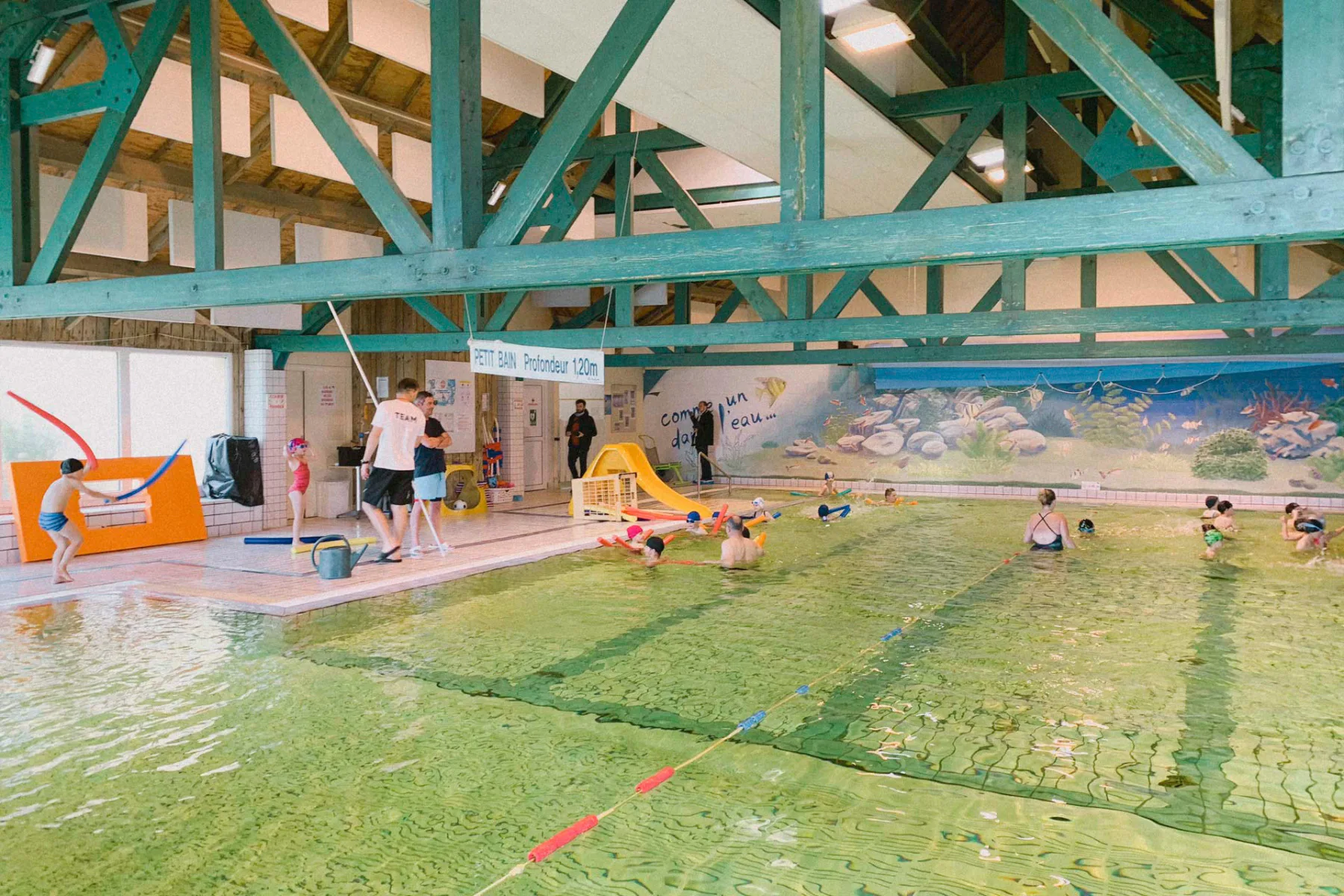 Vor der Sanierung war die Schwimmhalle bunt gestaltet.