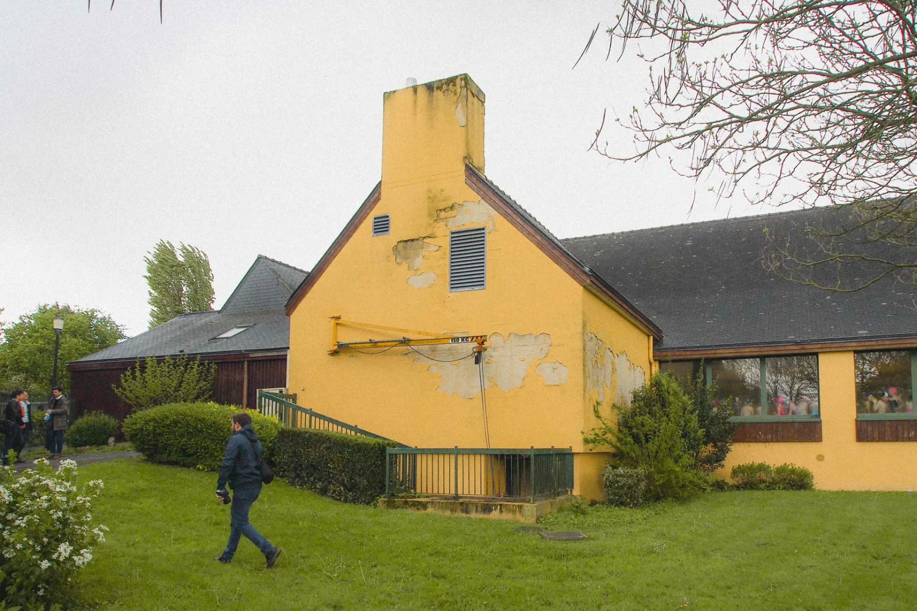Die Fassade des Schwimmbads vor der Sanierung