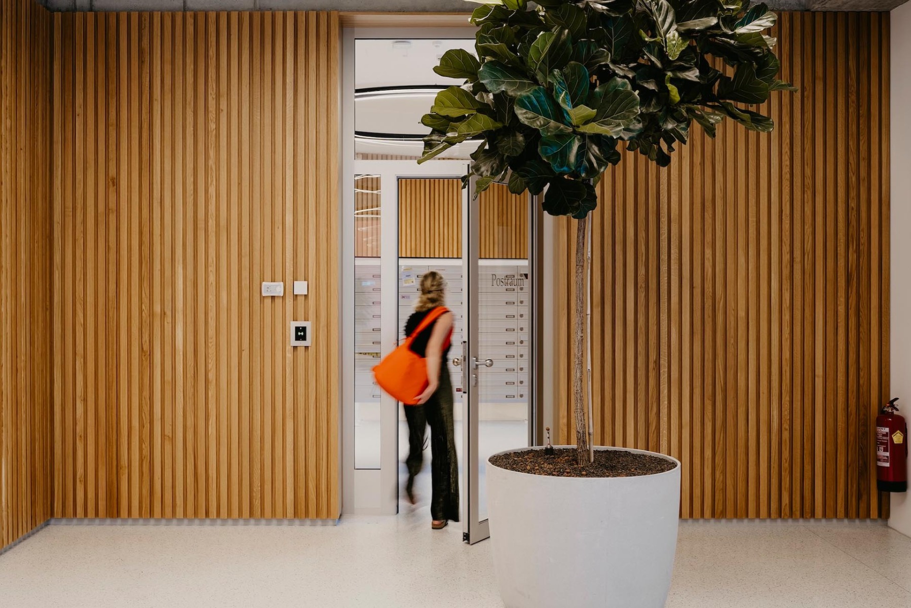 Smarte Zutrittssysteme ermöglichen Bewohner:innen den komfortablen Zugang.