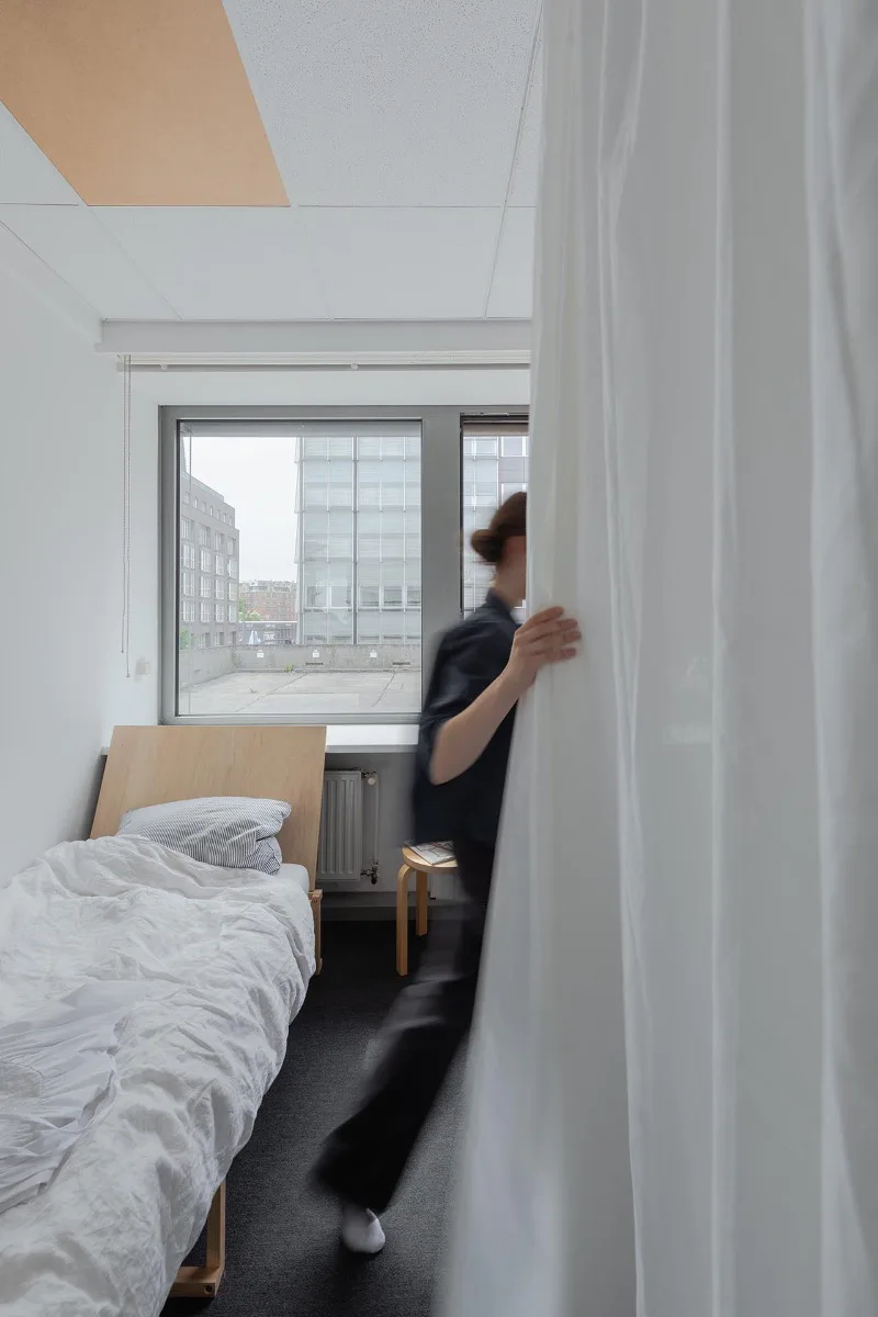 Zwei der Schlafzimmer werden geteilt. Verschiedene Elemente kreieren Privatsphäre - hier ein flexibler Vorhang.