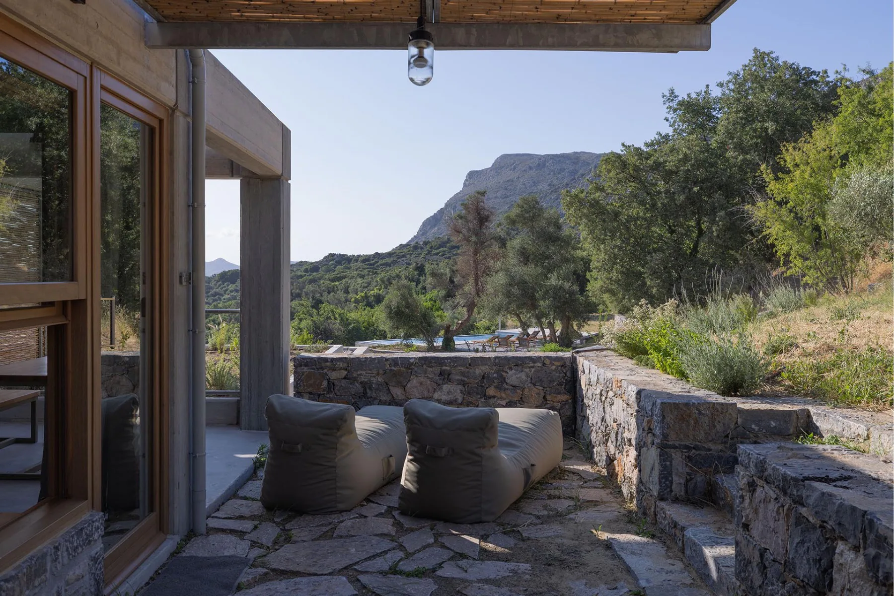 Der Außenbereich der Meraki Studios auf Kreta überzeugt durch einen mediterranen Flair.