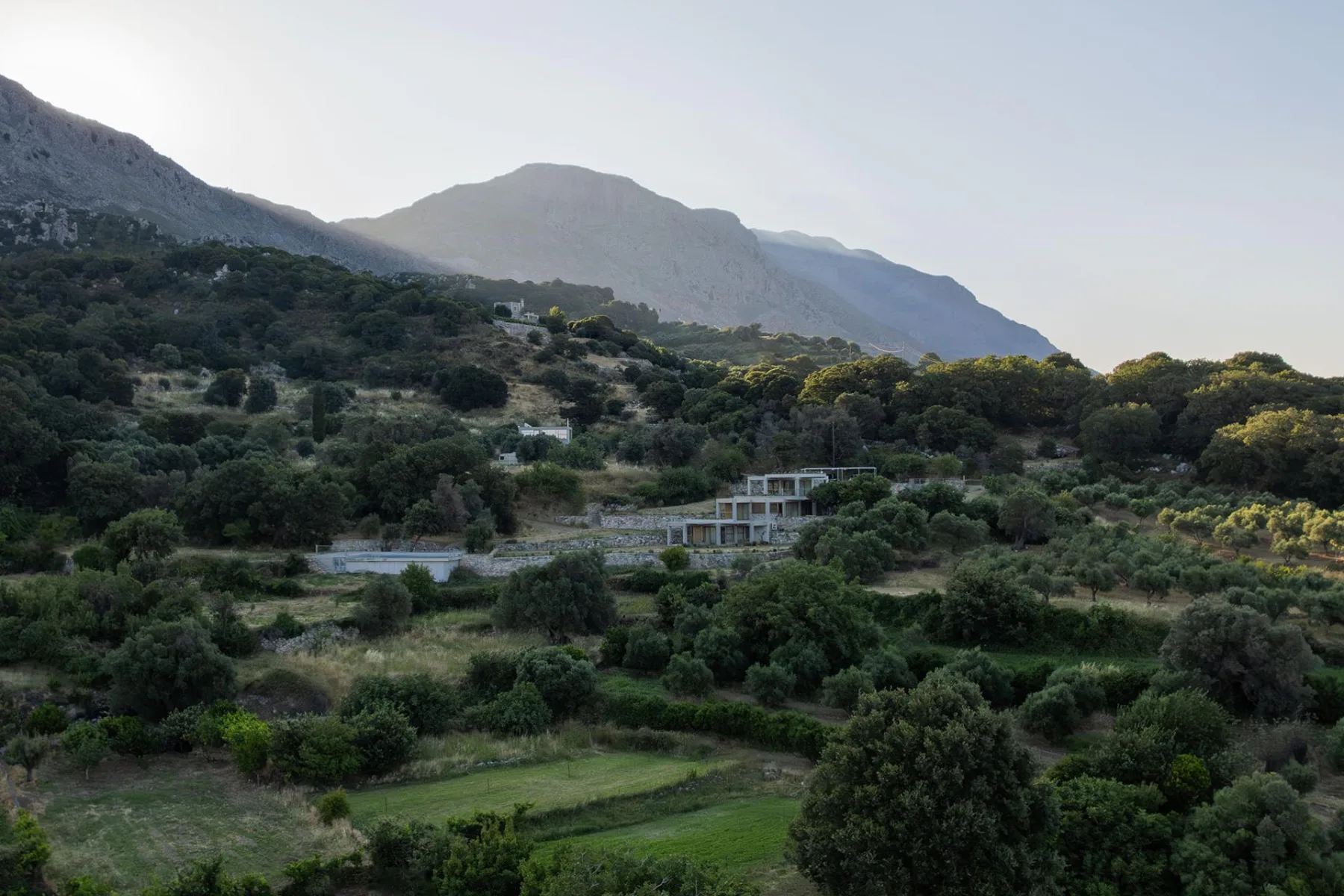 Die Meraki Studios fügen sich harmonisch in die Topografie der Mittelmeerinsel ein.