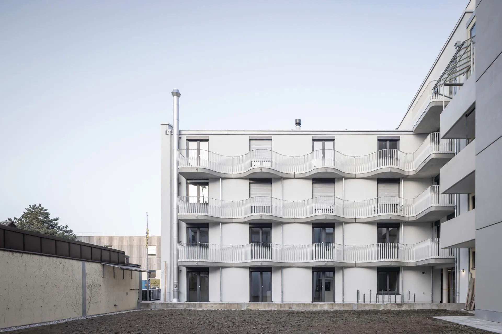 Geschwungene Balkone mit filigranen, in sich verdrehten Stabgeländern akzentuieren die Fassade zum Innenhof.