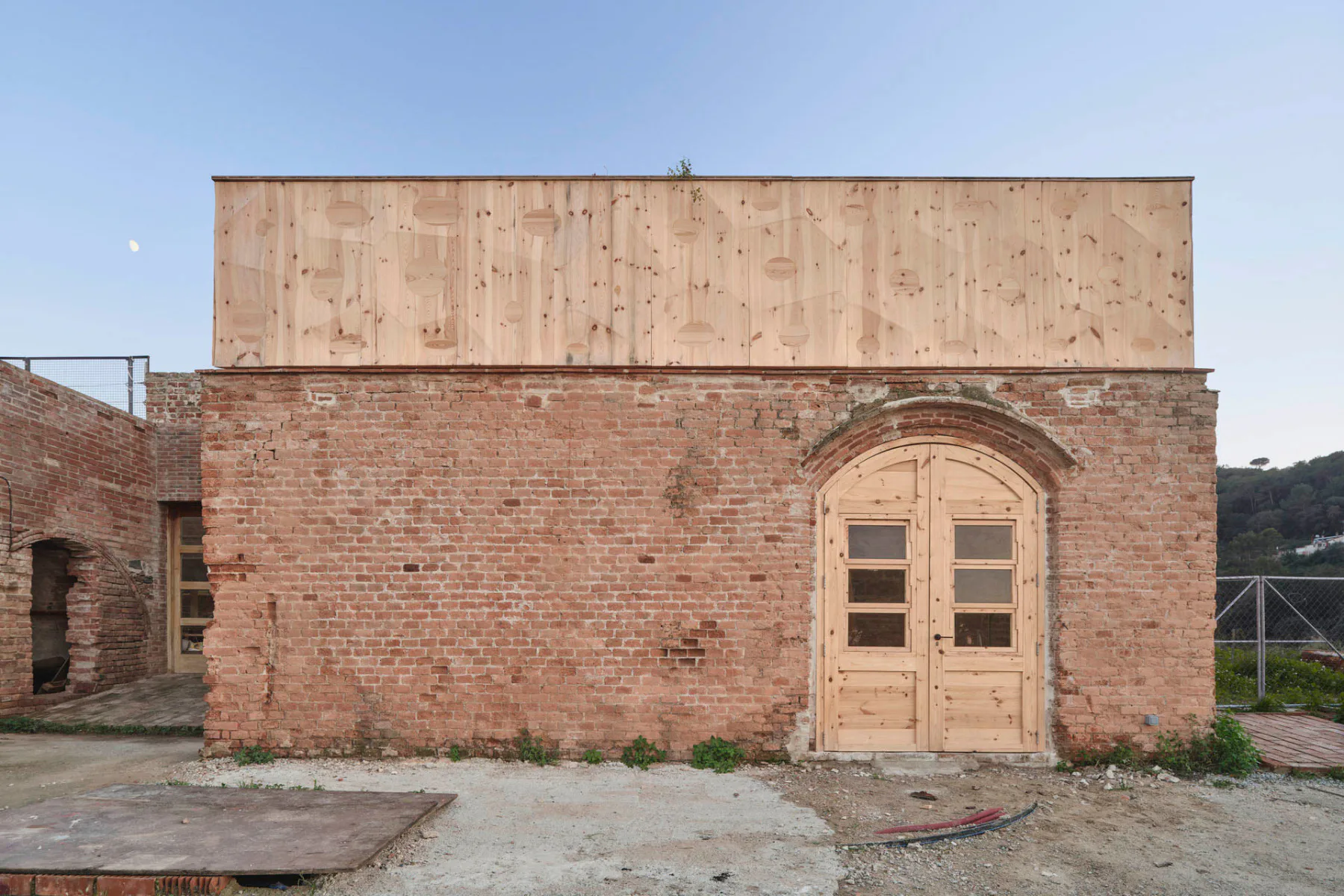 Internationale Master-Studierende des katalanischen Institute for Advanced Architecture (IAAC) haben für den sechsachsigen Fräsroboter der Architekturschule ein eigenes Haus geschaffen.