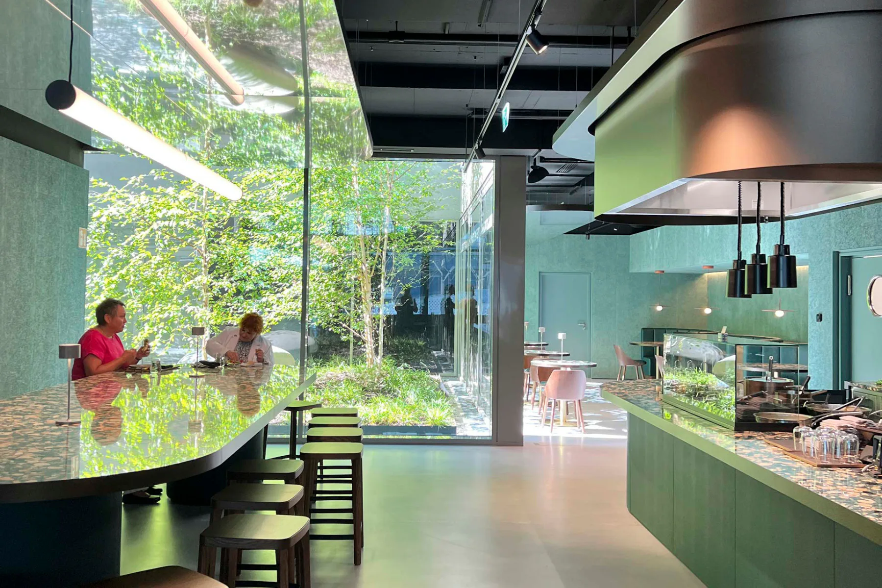 Das Bistro mit Blick auf den begrünten Innenhof