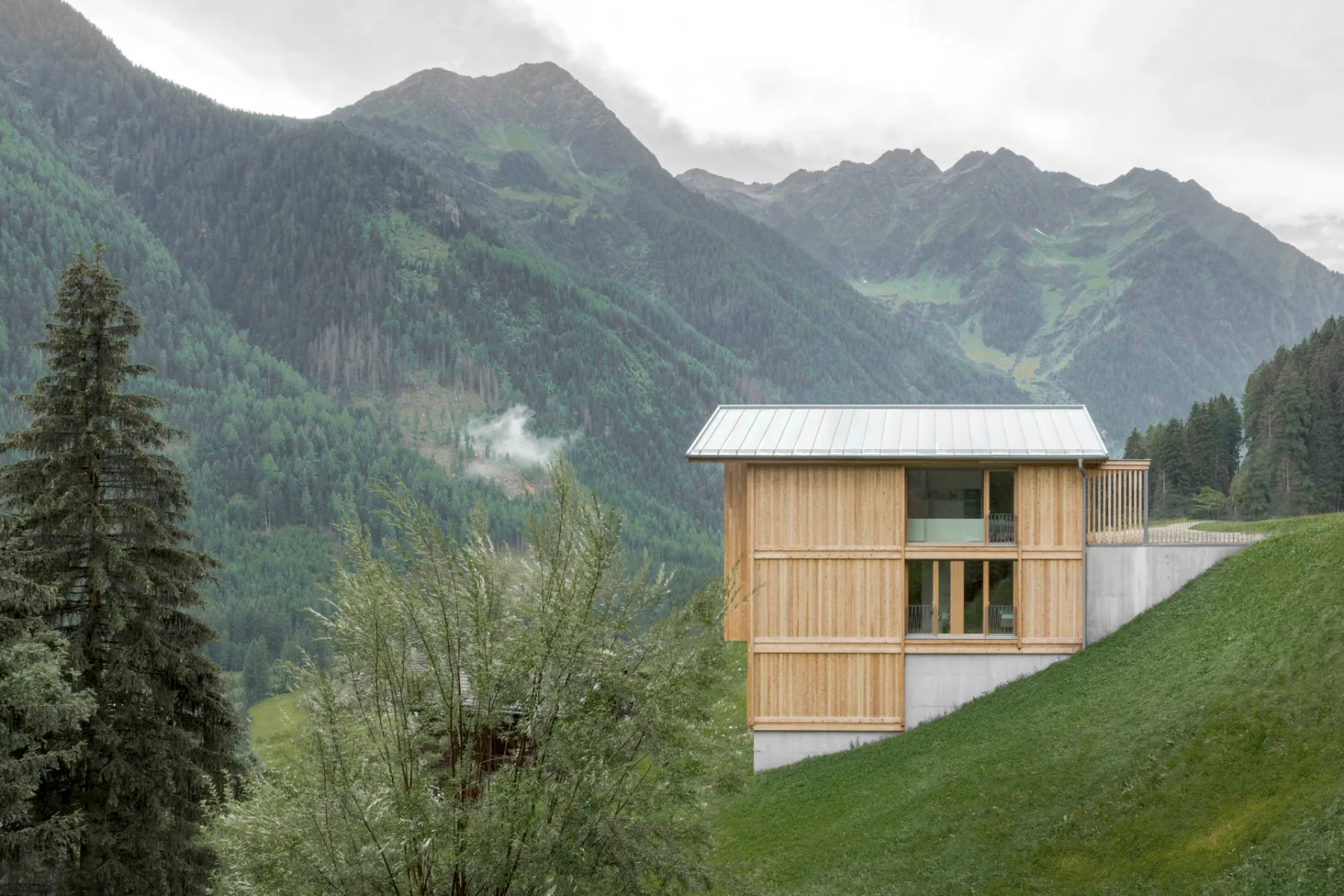 Umrahmt von imposanten Berggipfeln des Südtiroler Ahrntals liegt das Haus Eggemoa auf 1300 m Höhe.