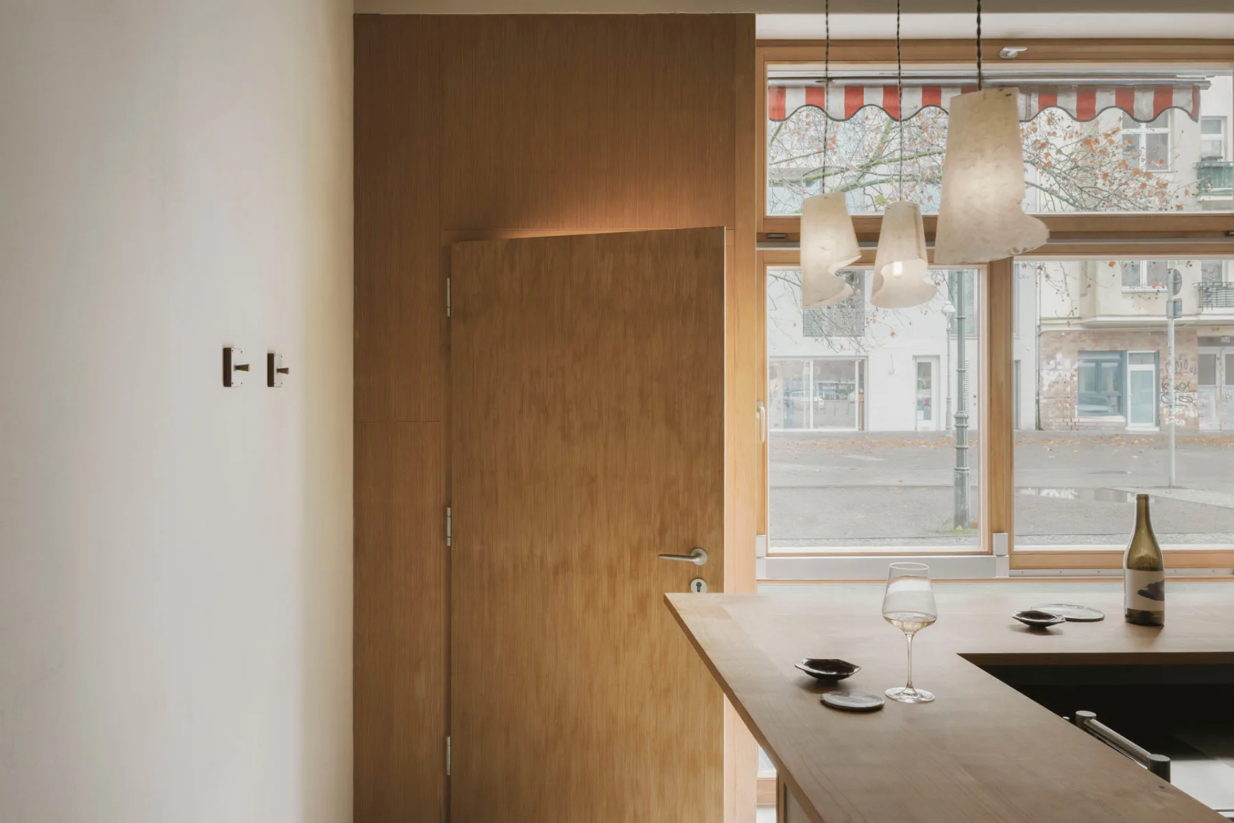 Weinbar in Berlin-Wedding: Umbau im Bestand mit Fokus auf Rohmaterialien und zurückhaltende Detaillösungen.