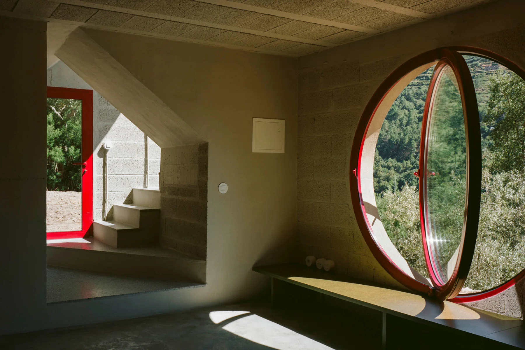 Ein kleines Haus auf schmalem Grund: Atelier Local realisiert im portugiesischen Ancede ein Wohnhaus, das Materialknappheit, Topografie und Technik mit präziser Reduktion begegnet.