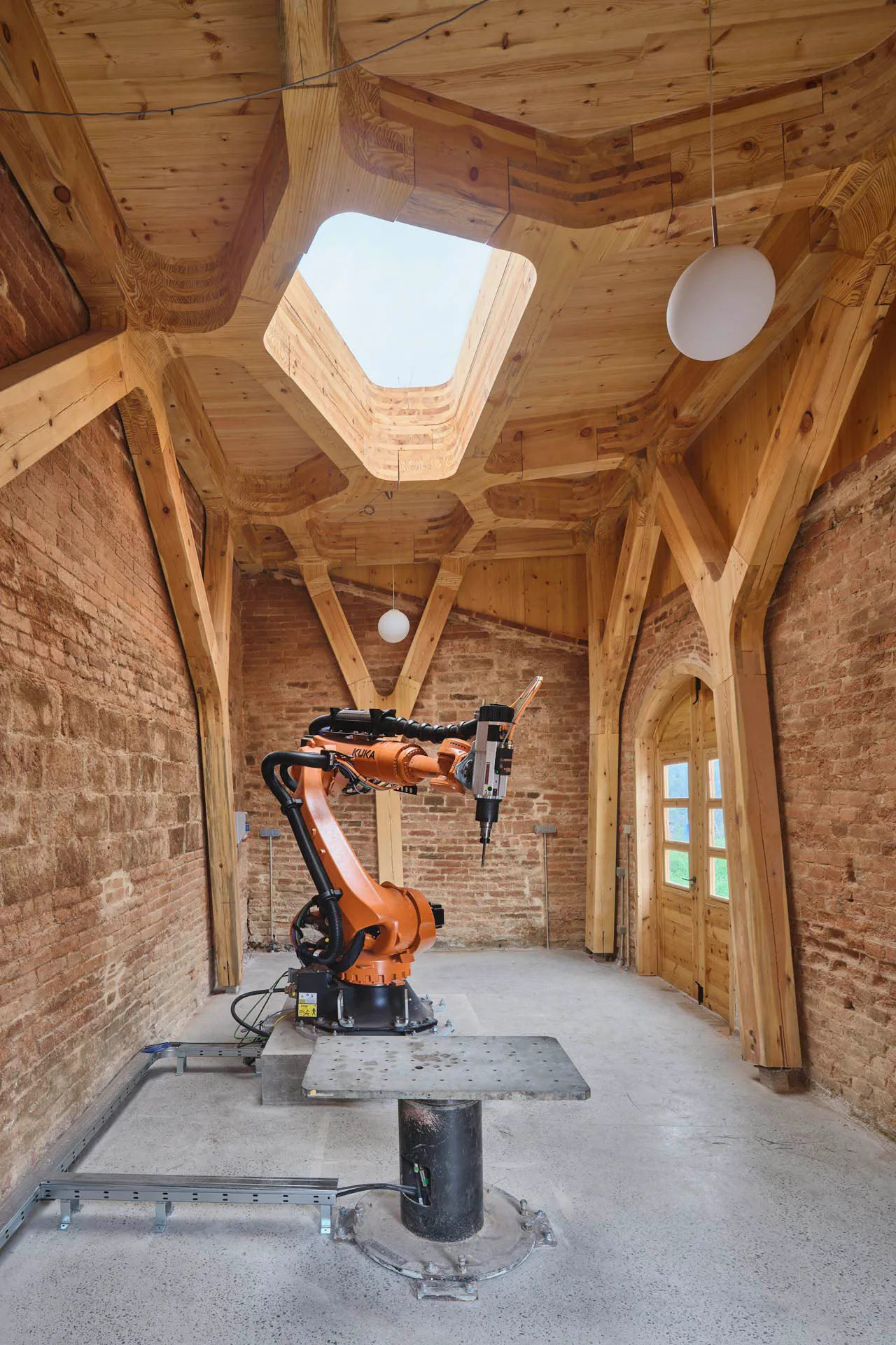 Im inneren der Cathedral of Robotic Artisans (kurze: Cora) findet sich der sechsachsige Fräsroboter des katalanischen Institute for Advanced Architecture (IAAC).