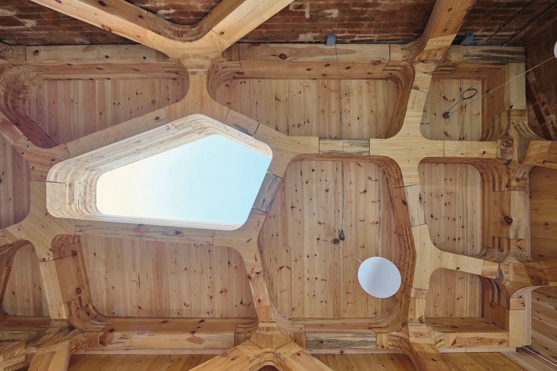Die neue selbsttragende Struktur besteht aus Massivholzstützen und -trägern sowie Knotenpunkten aus kreuzweise laminiertem Holz.