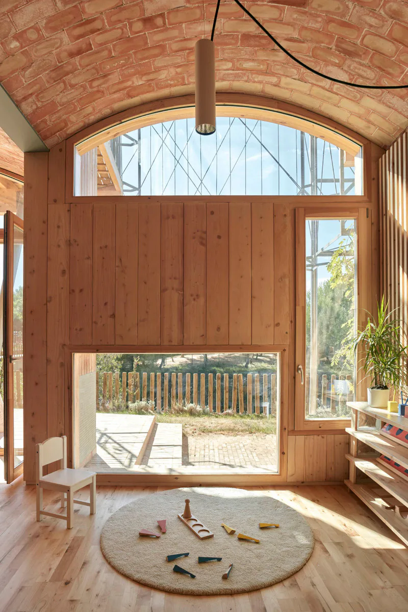 Natural materials such as wood and terracotta tiles characterise the interior of the school.