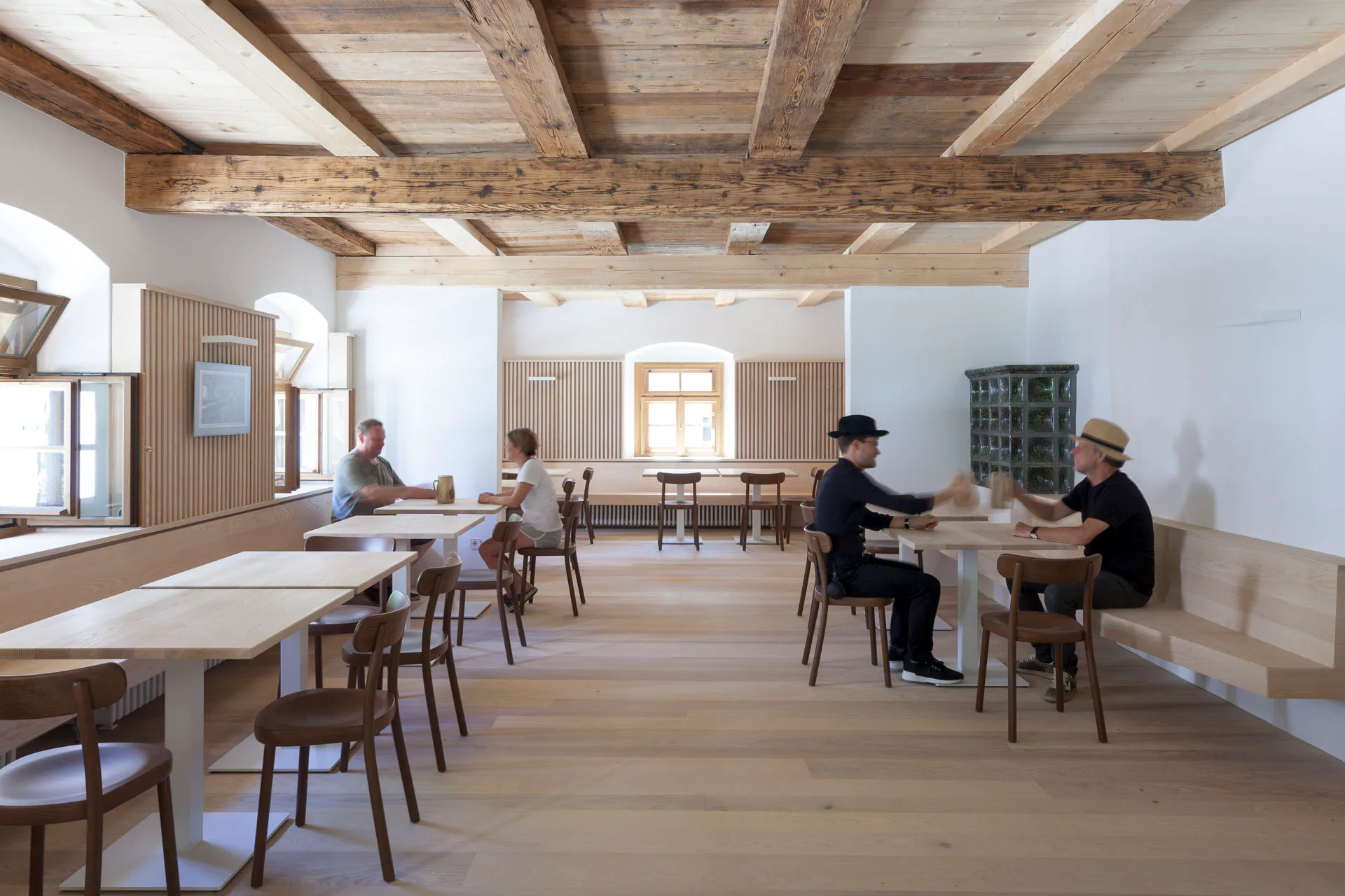Im Café verbinden sich historische Elemente und zeitgemäße Ergänzungen zu einem Ort mit dem Charme eines typischen bayerischen Wirtshauses.