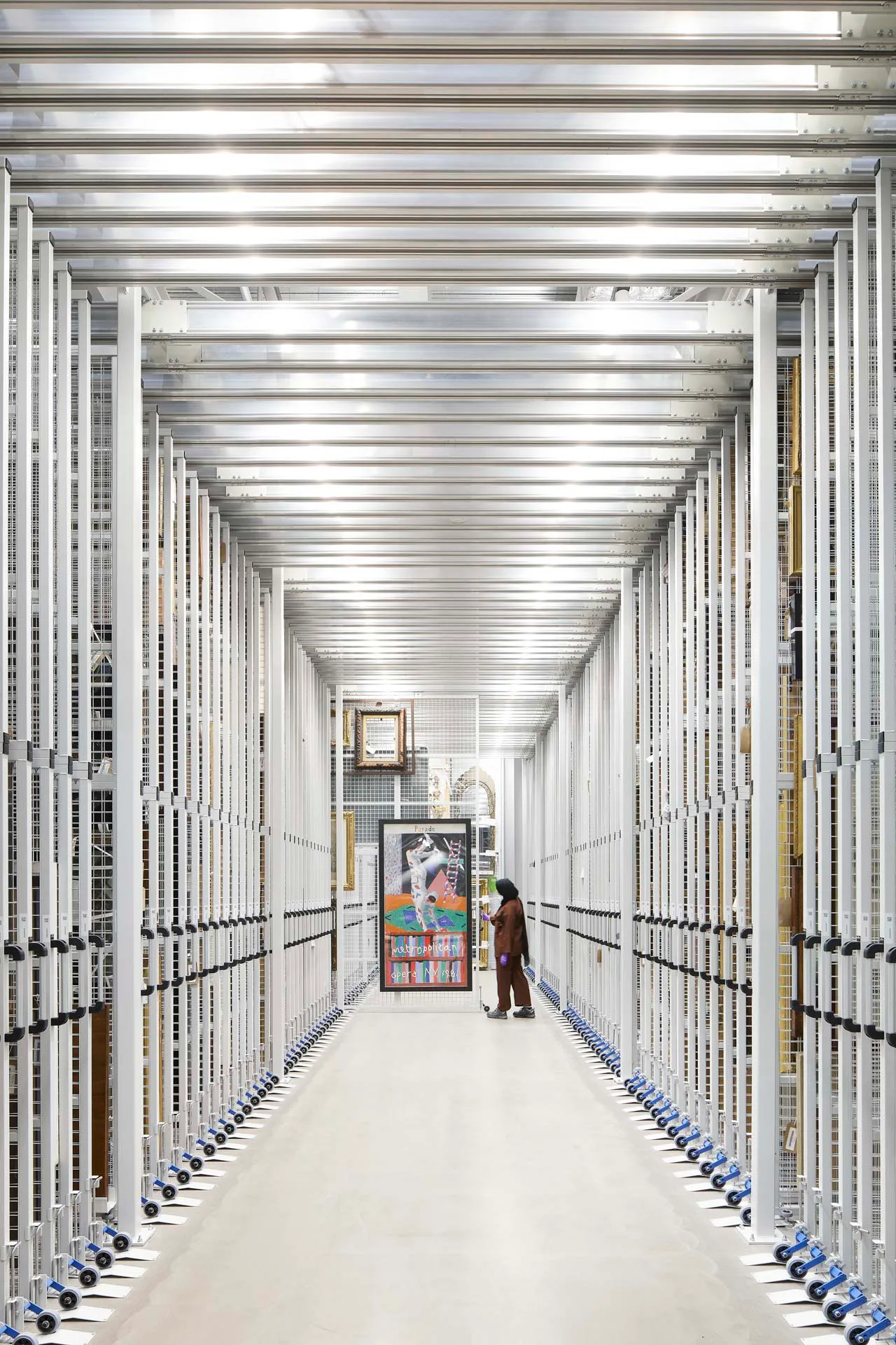 Die Collection Hall ist durch konzentrische Ebenen der Zugänglichkeit gegliedert: Die mittlere Ebene ist ein eher traditionelles Archiv.
