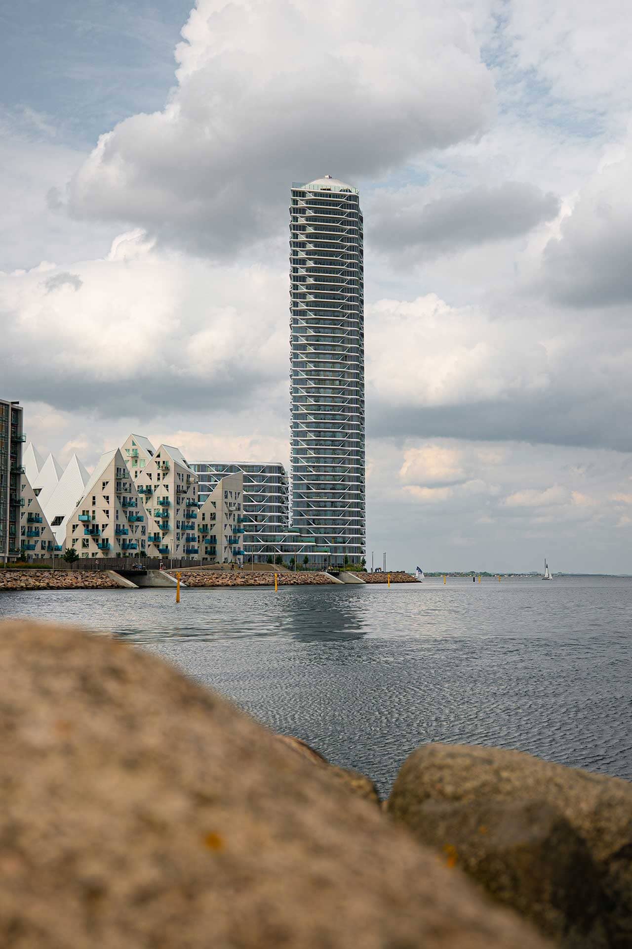 Der neue Wohnkomplex liegt am südöstlichen Ufer des Hafenviertels und ragt als das höchste Wohngebäude Dänemarks wie ein Leuchtturm empor.