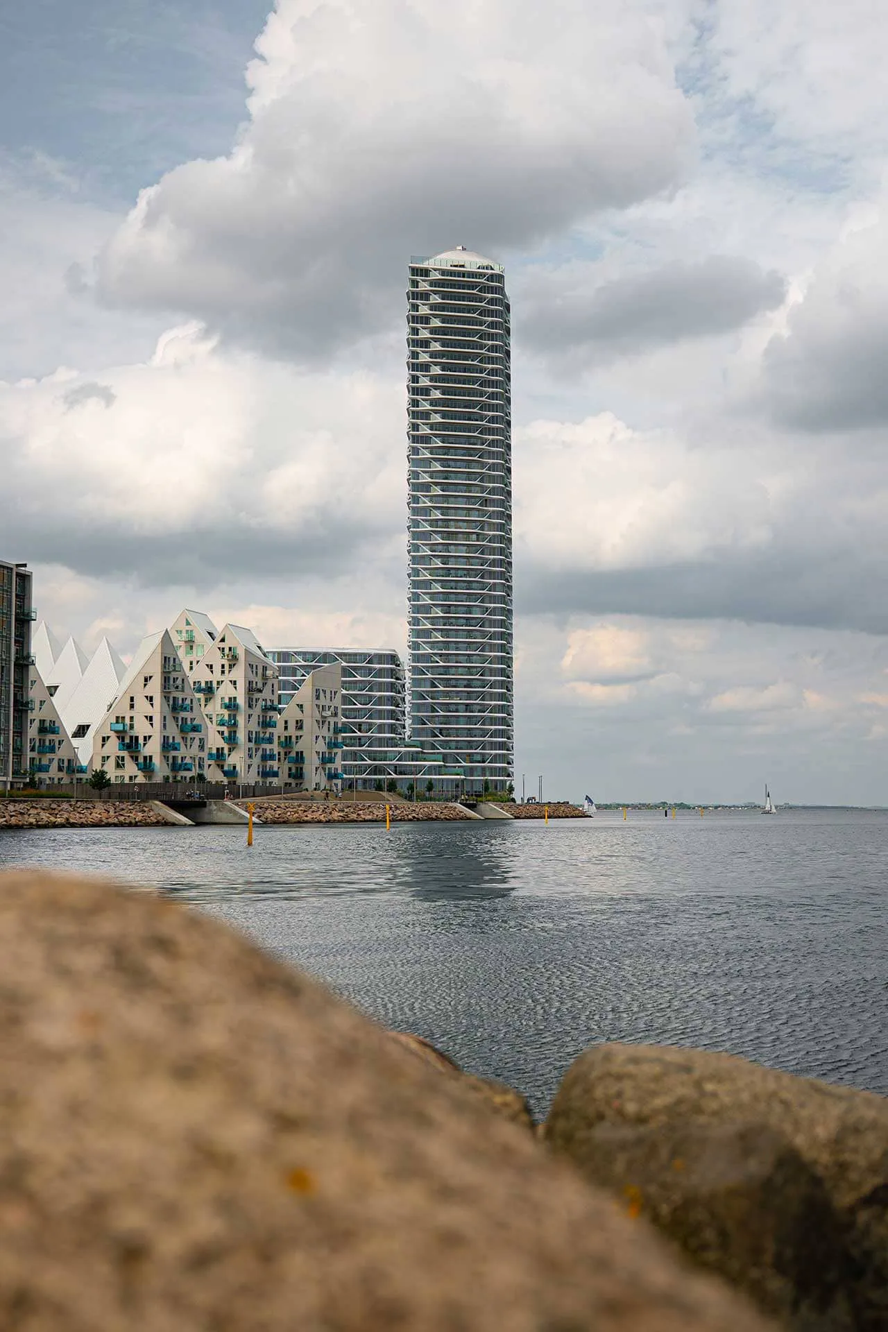 Der neue Wohnkomplex liegt am südöstlichen Ufer des Hafenviertels und ragt als das höchste Wohngebäude Dänemarks wie ein Leuchtturm empor.