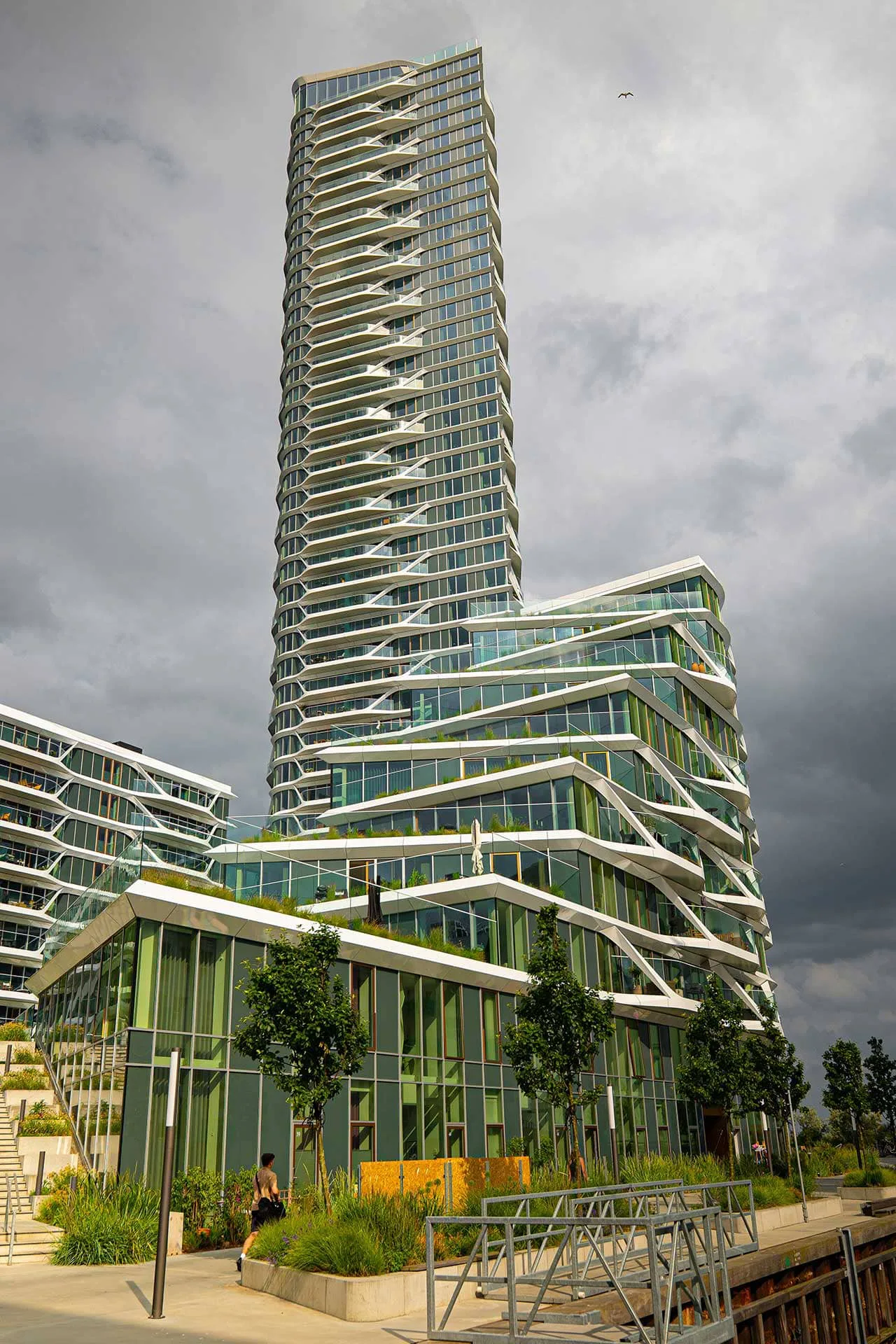 Neben der neu geschaffenen, öffentlich zugänglichen Nutzungsfläche erweitert der neue Gebäudekomplex das Wohnungsangebot um 400 Apartments.