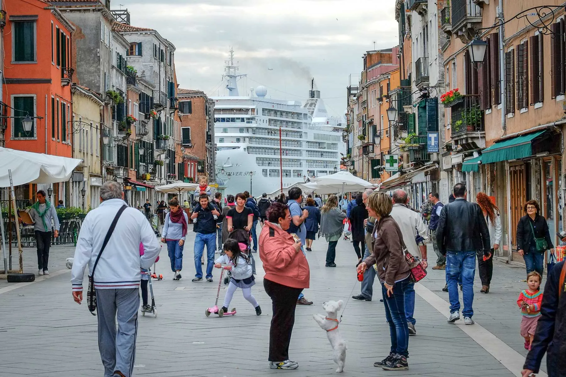 Eine neue Regelung in Venedig verbietet das Anlegen von Kreuzfahrtschiffen einer bestimmten Größe, um gegen Massentourismus vorzugehen.