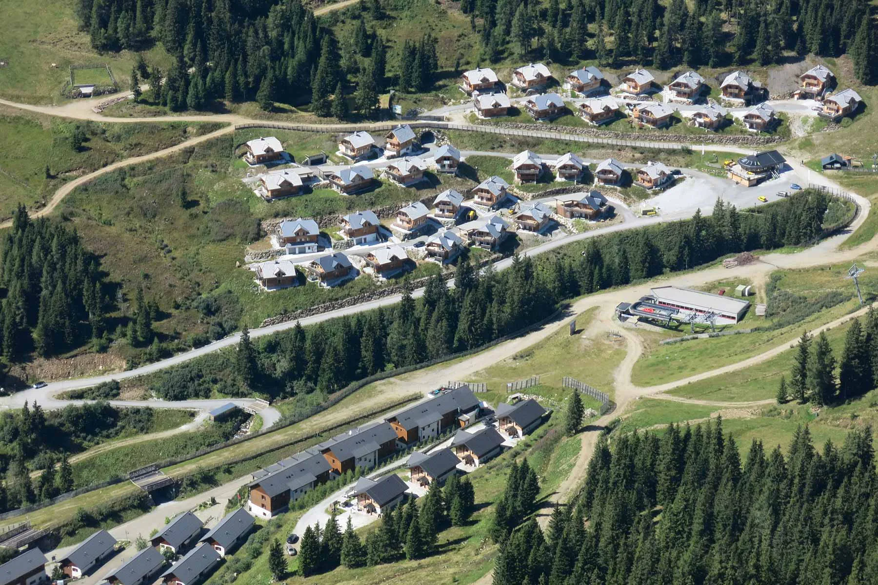 Chalet-Dörfer vermitteln Privatheit und Exklusivität, aber sie verbrauchen auch ungleich mehr Fläche – und damit wertvollen Boden – als jede andere Beherbergungsform.