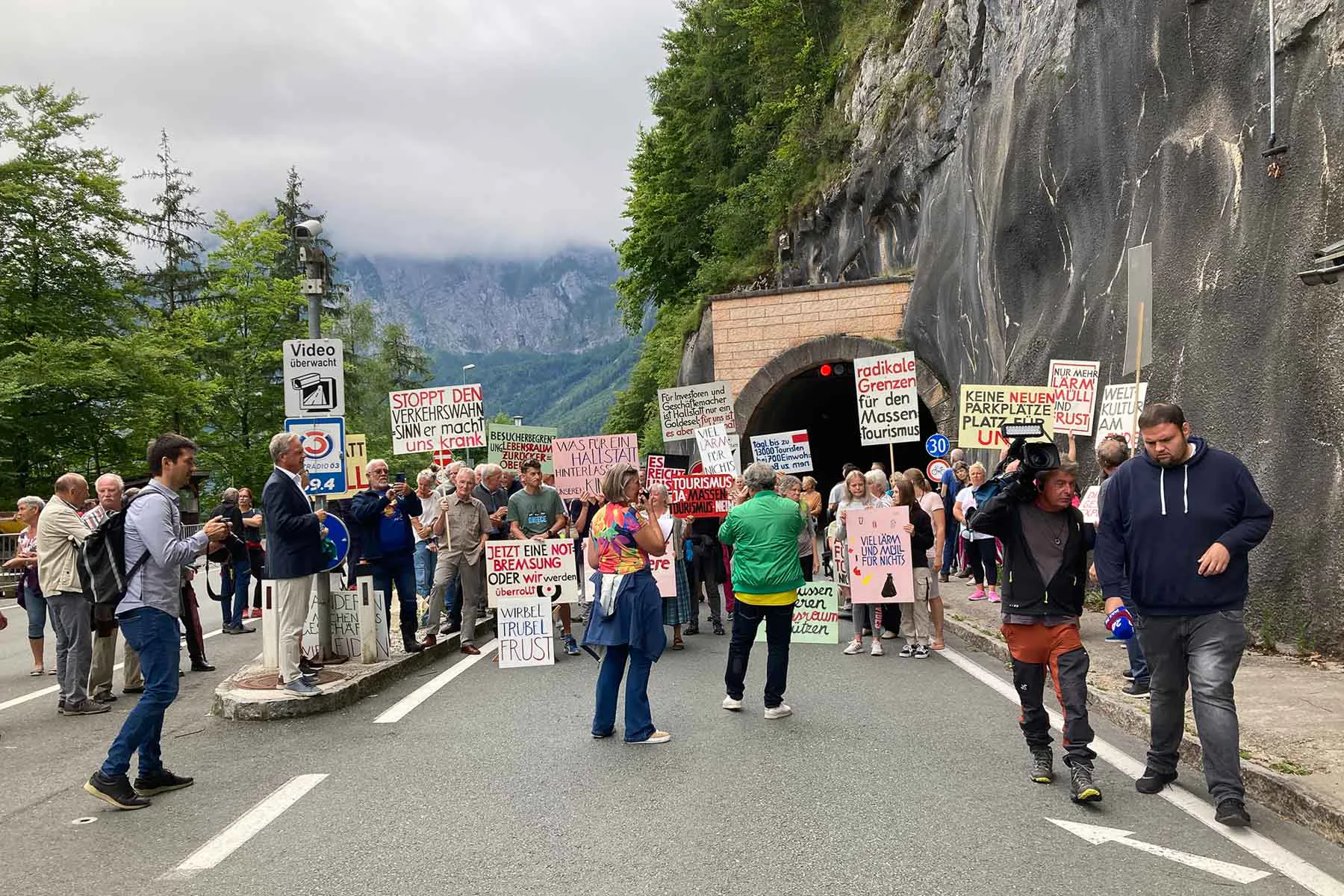 Demonstration gegen Verkehrsbelastung durch Massentourismus